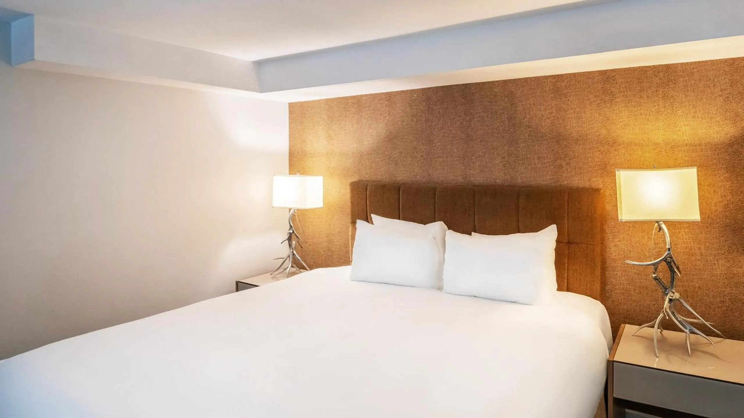 Bed in Executive Inn Whistler