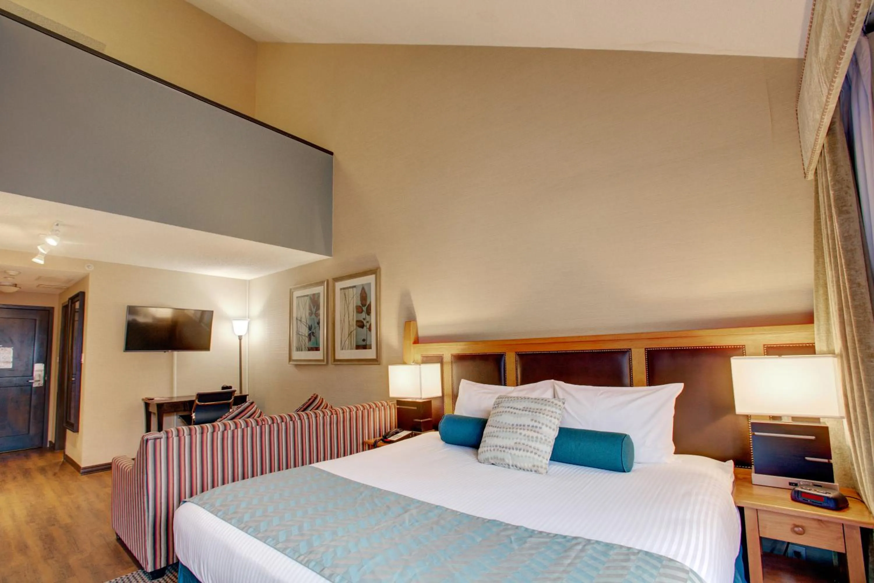 Bedroom, Bed in Blackcomb Lodge