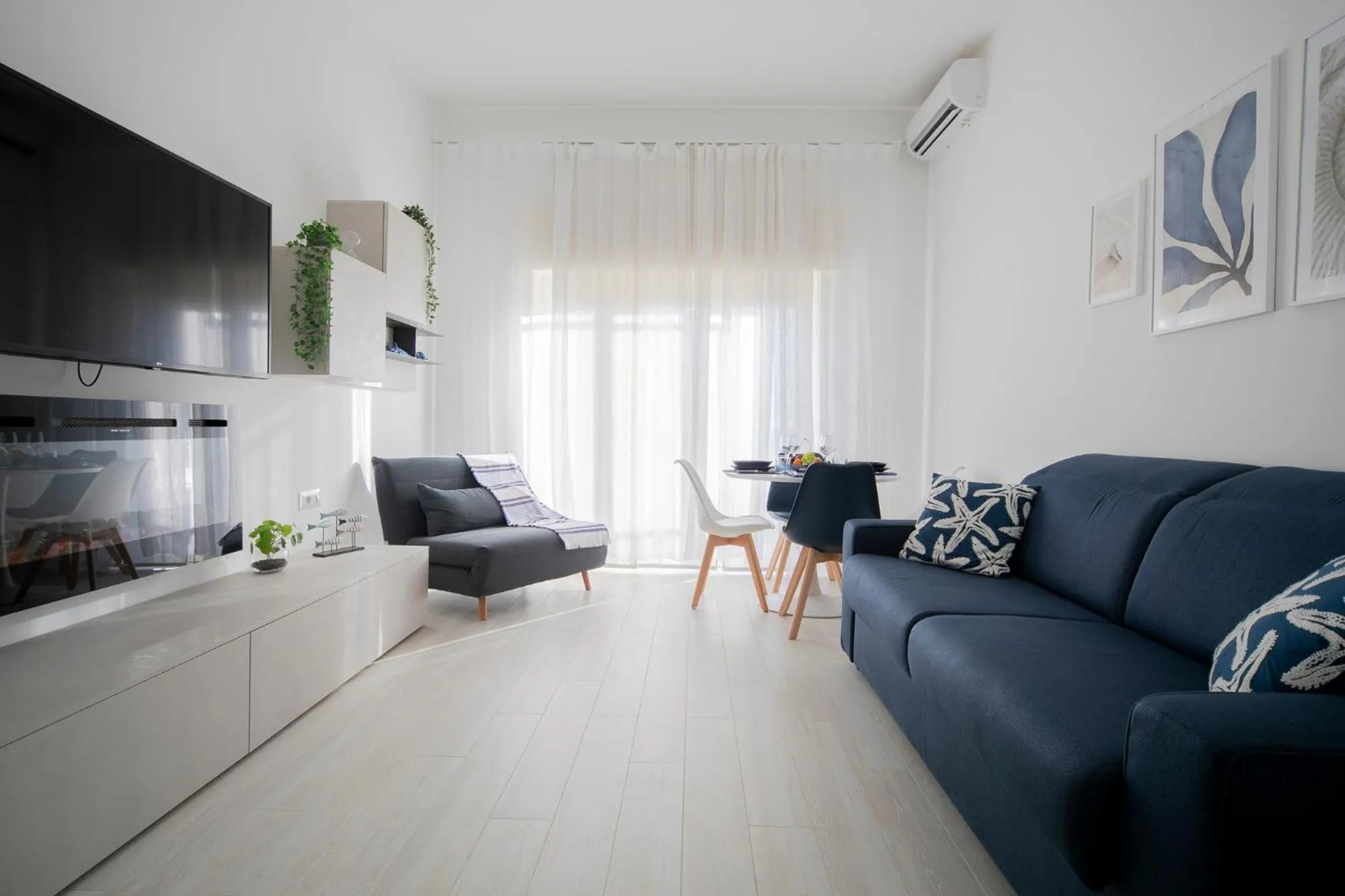 TV and multimedia in Nuovo Appartamento sulla spiaggia con larga terrazza di 70 mq e posto auto privato