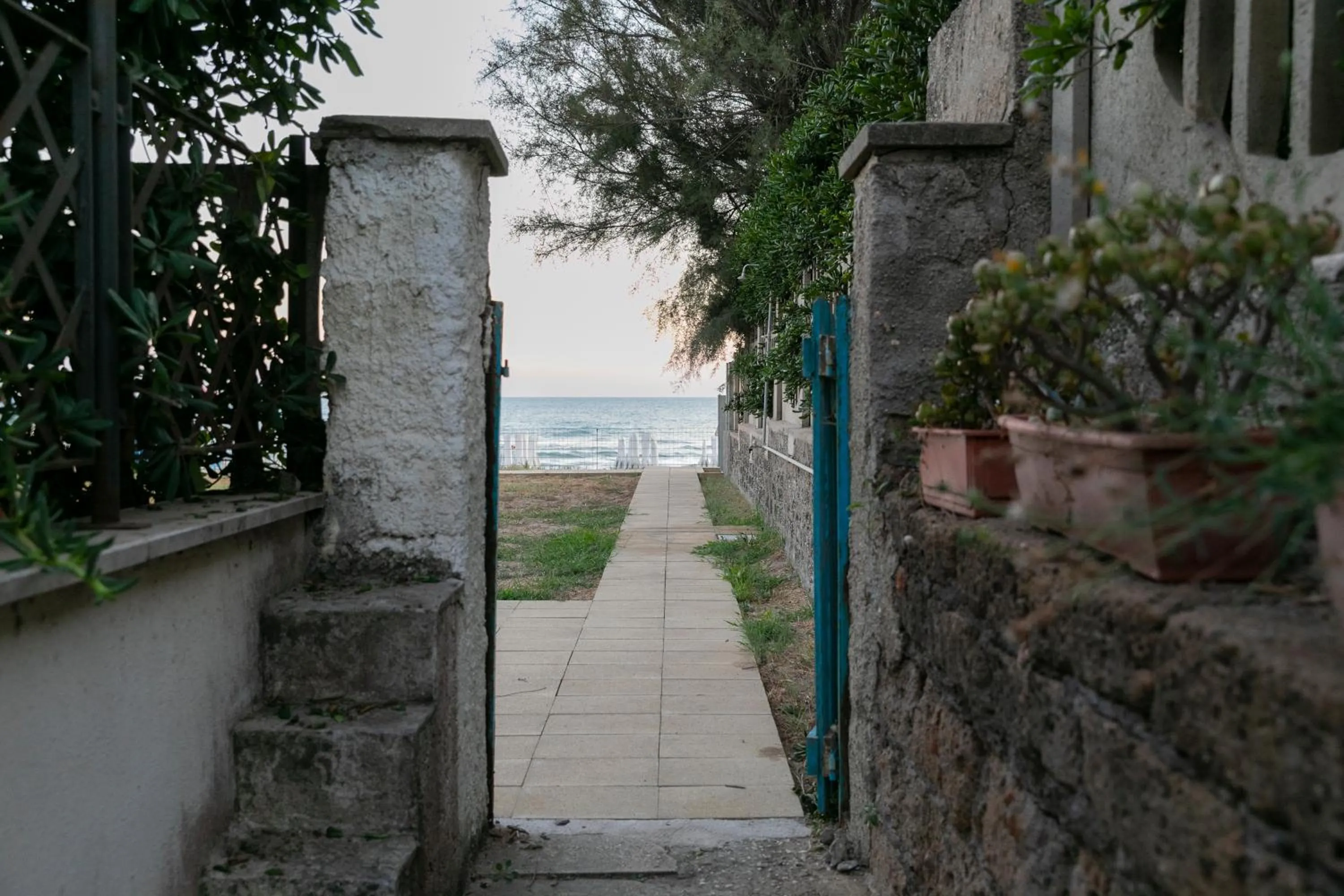 Sea view in Nuovo Appartamento sulla spiaggia con larga terrazza di 70 mq e posto auto privato