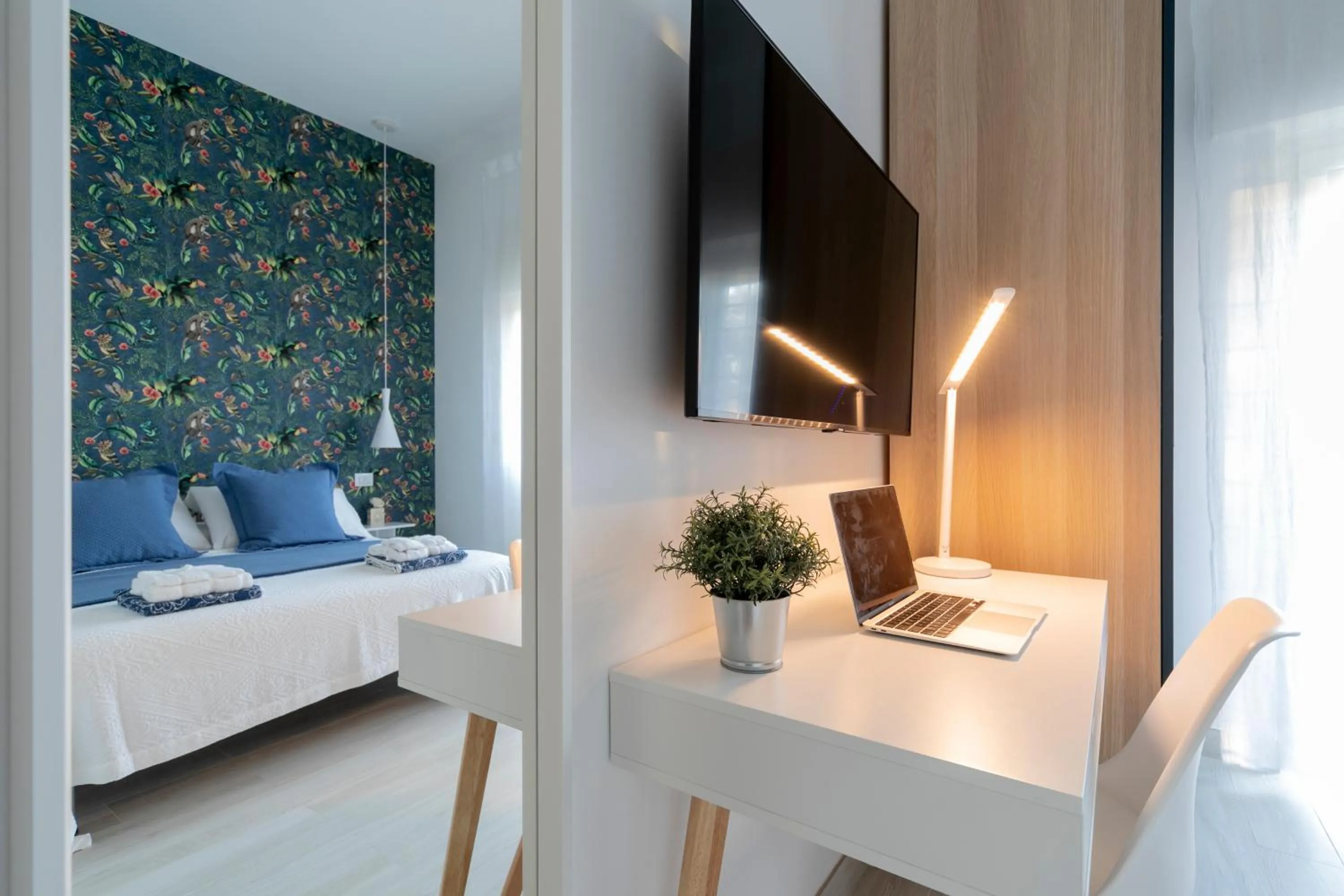 TV and multimedia, Bed in Nuovo Appartamento sulla spiaggia con larga terrazza di 70 mq e posto auto privato