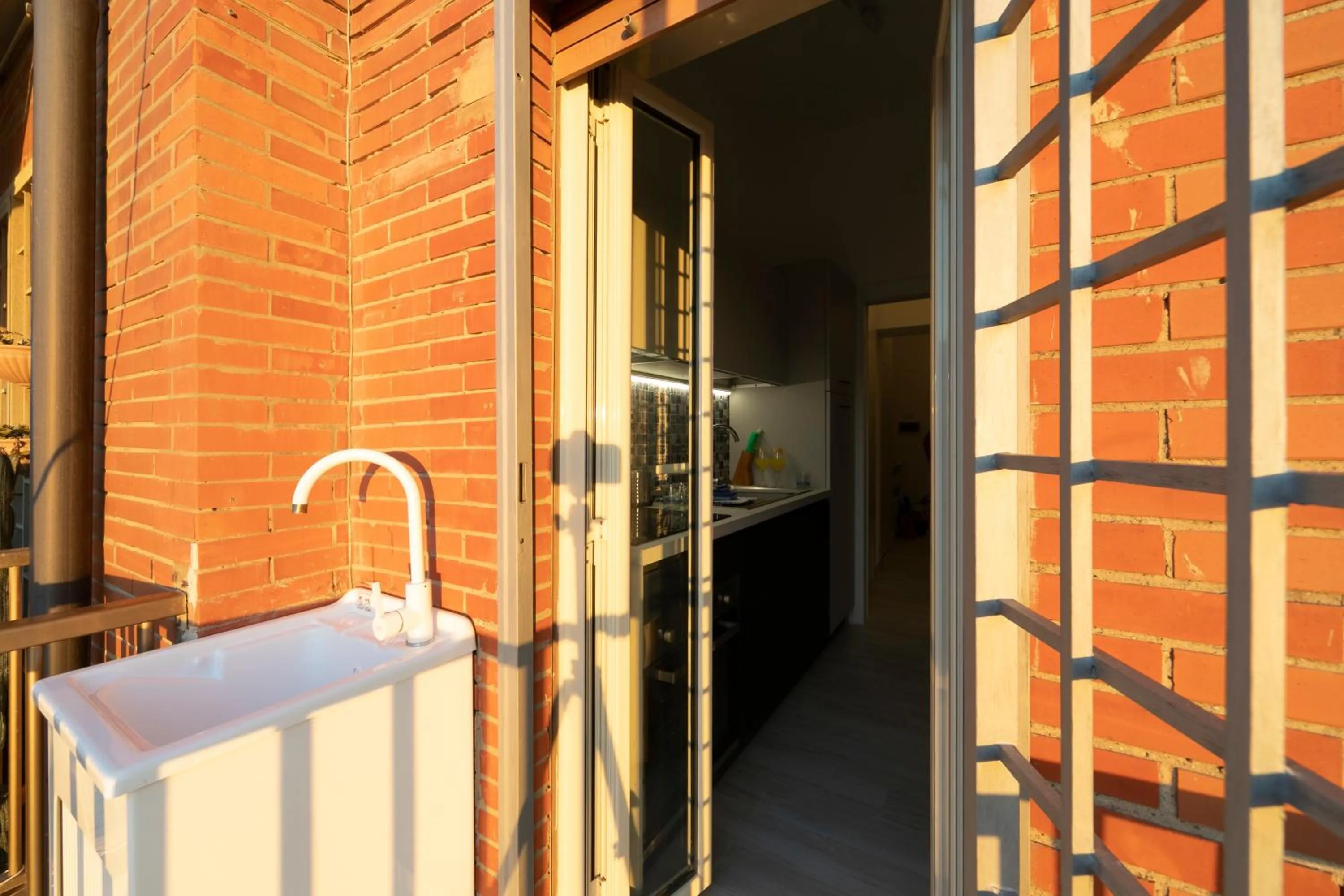 Sunset in Nuovo Appartamento sulla spiaggia con larga terrazza di 70 mq e posto auto privato