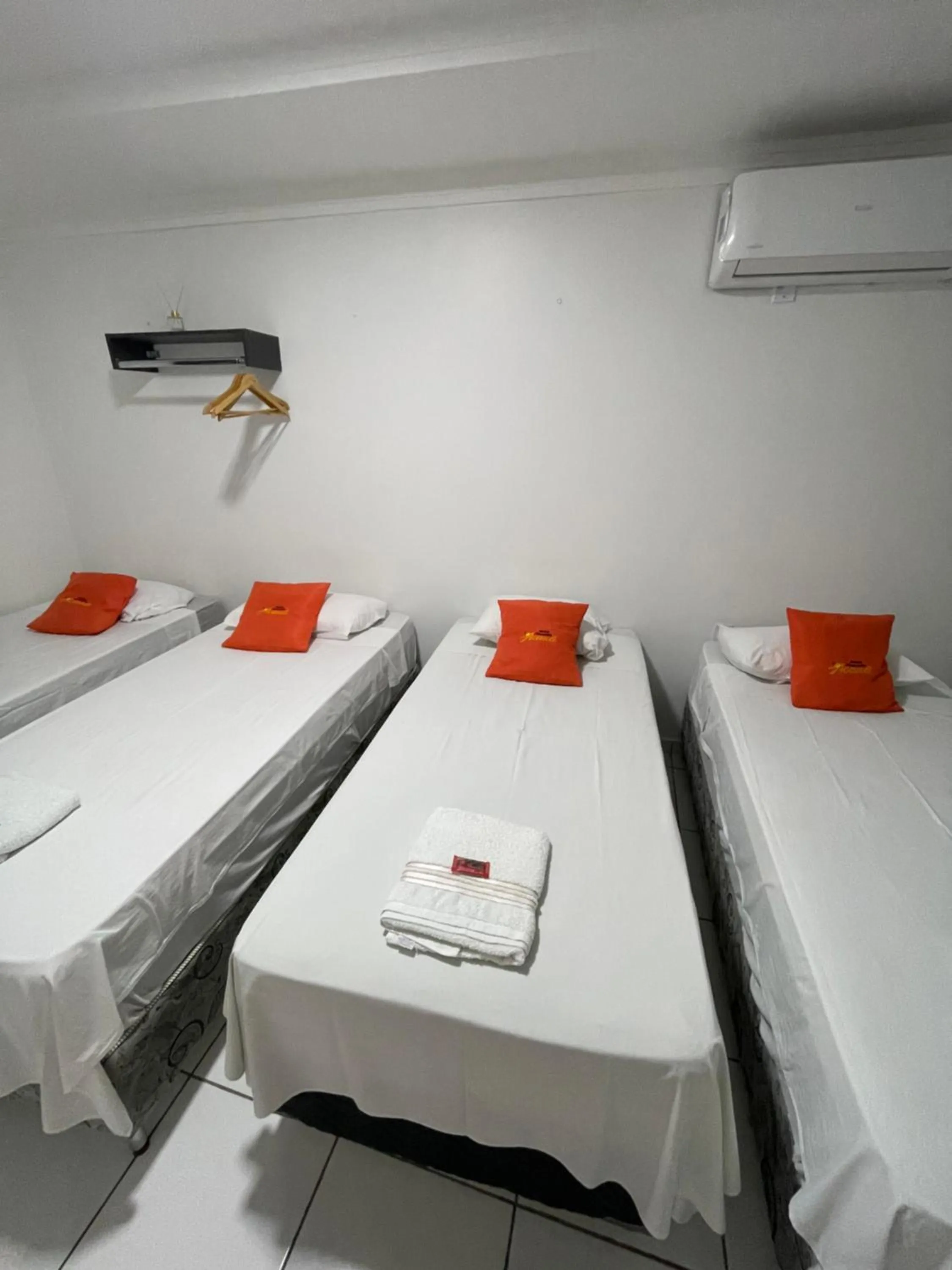 towels, Bed in Hotel Pousada Acauã Acesso através de escadas