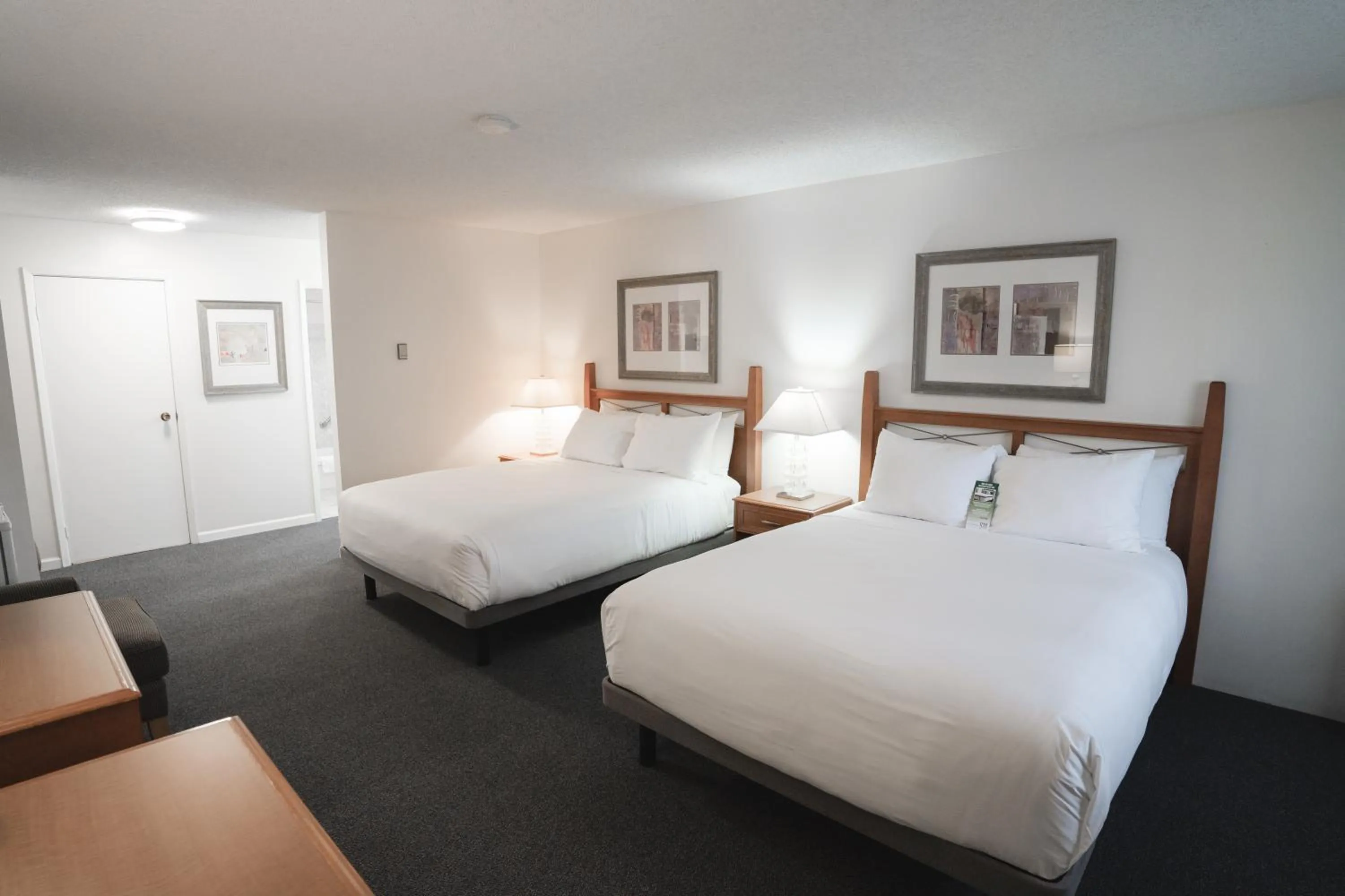 Bed in Robin Hood Inn and Suites