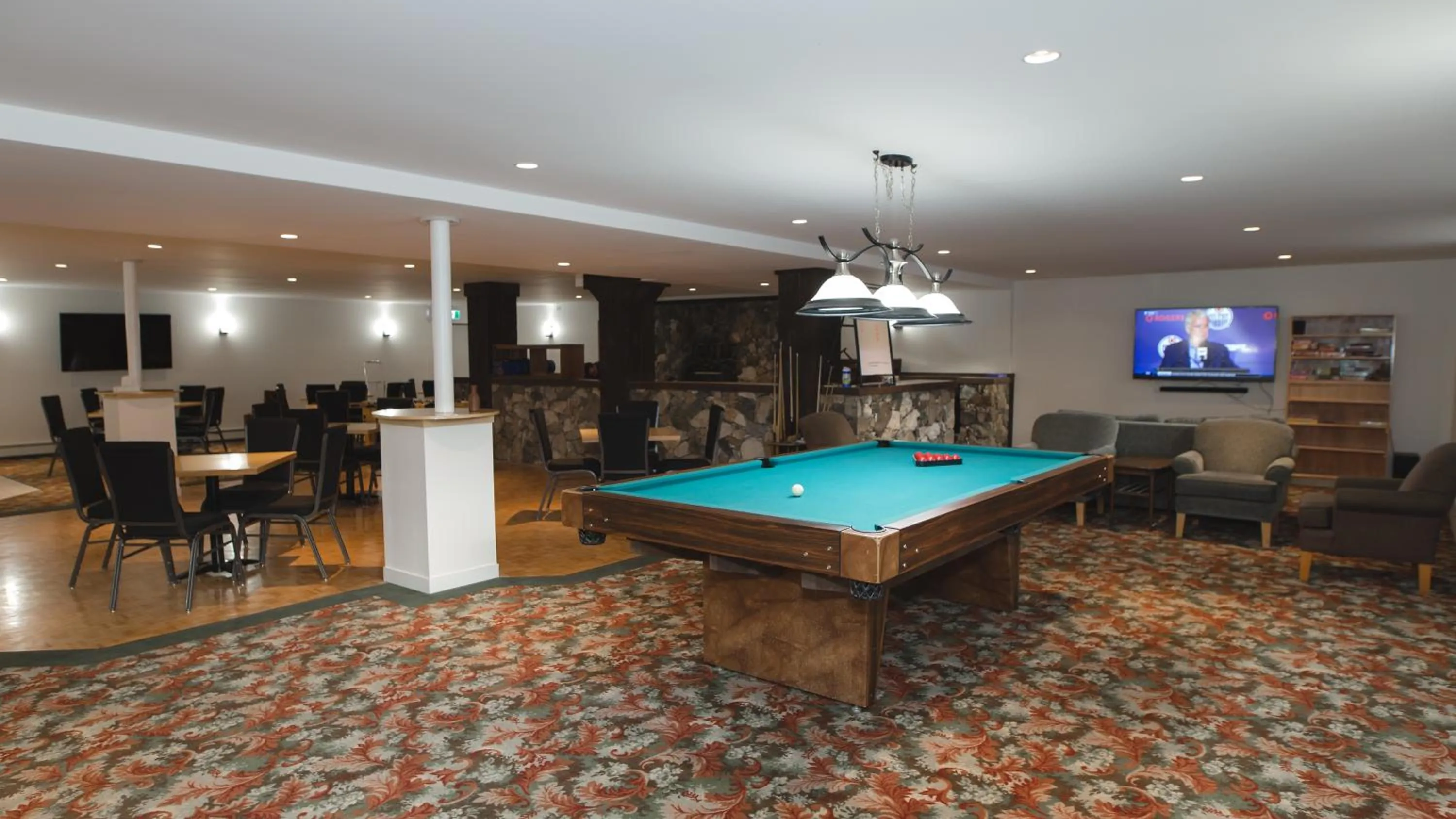 Billiard in Robin Hood Inn and Suites