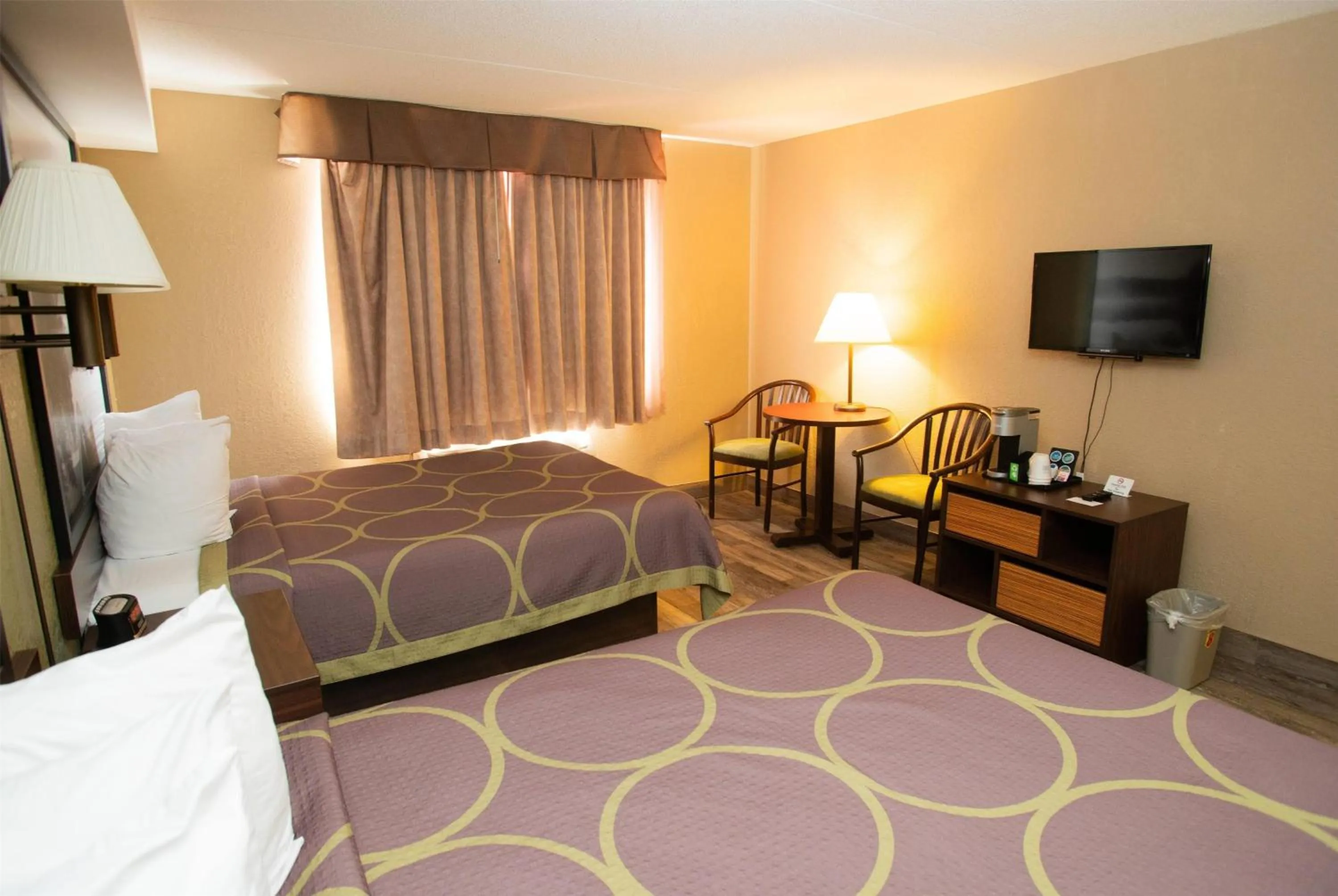 Photo of the whole room, Bed in Super 8 by Wyndham Mississauga