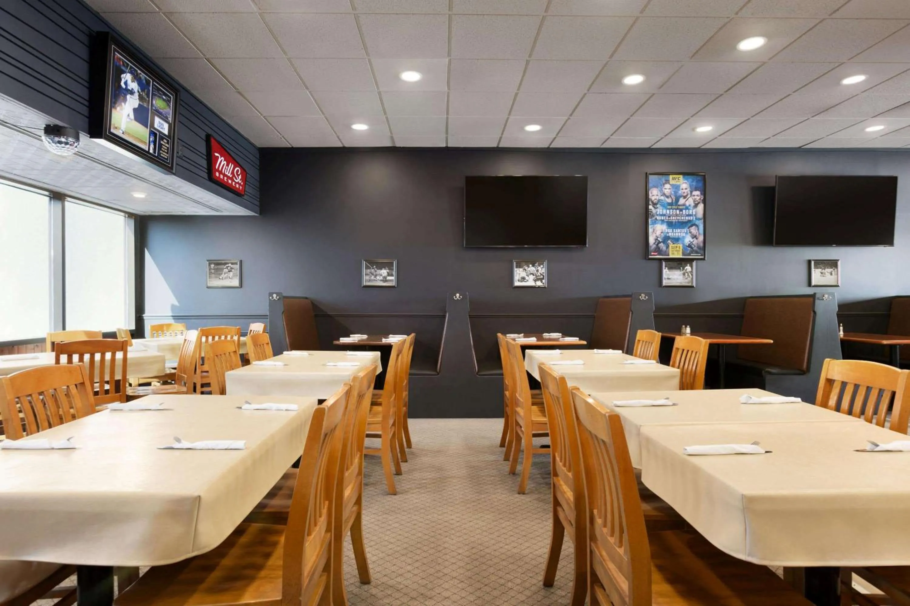 Restaurant/places to eat in Travelodge by Wyndham Toronto East