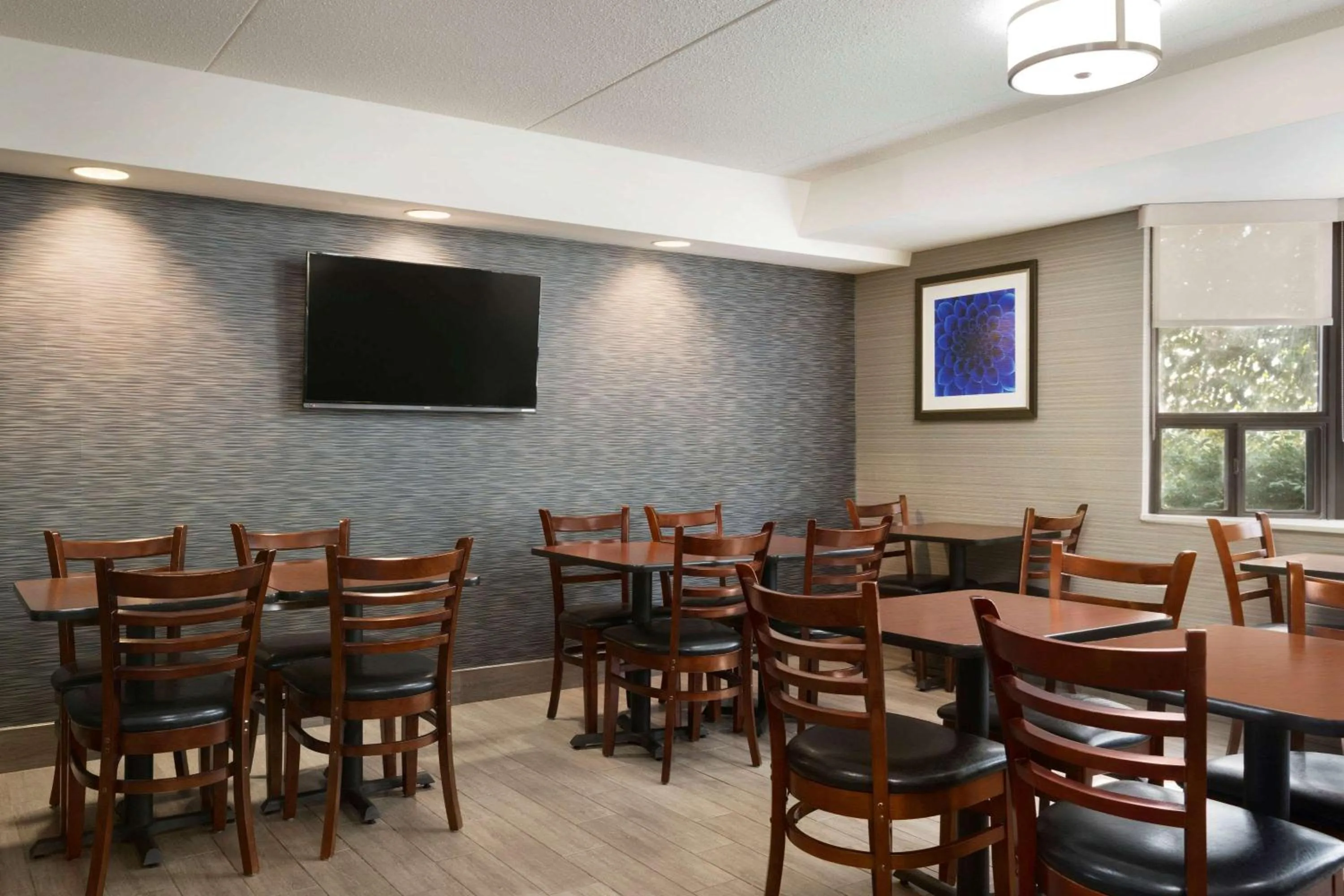 Restaurant/Places to Eat in Travelodge by Wyndham Toronto East