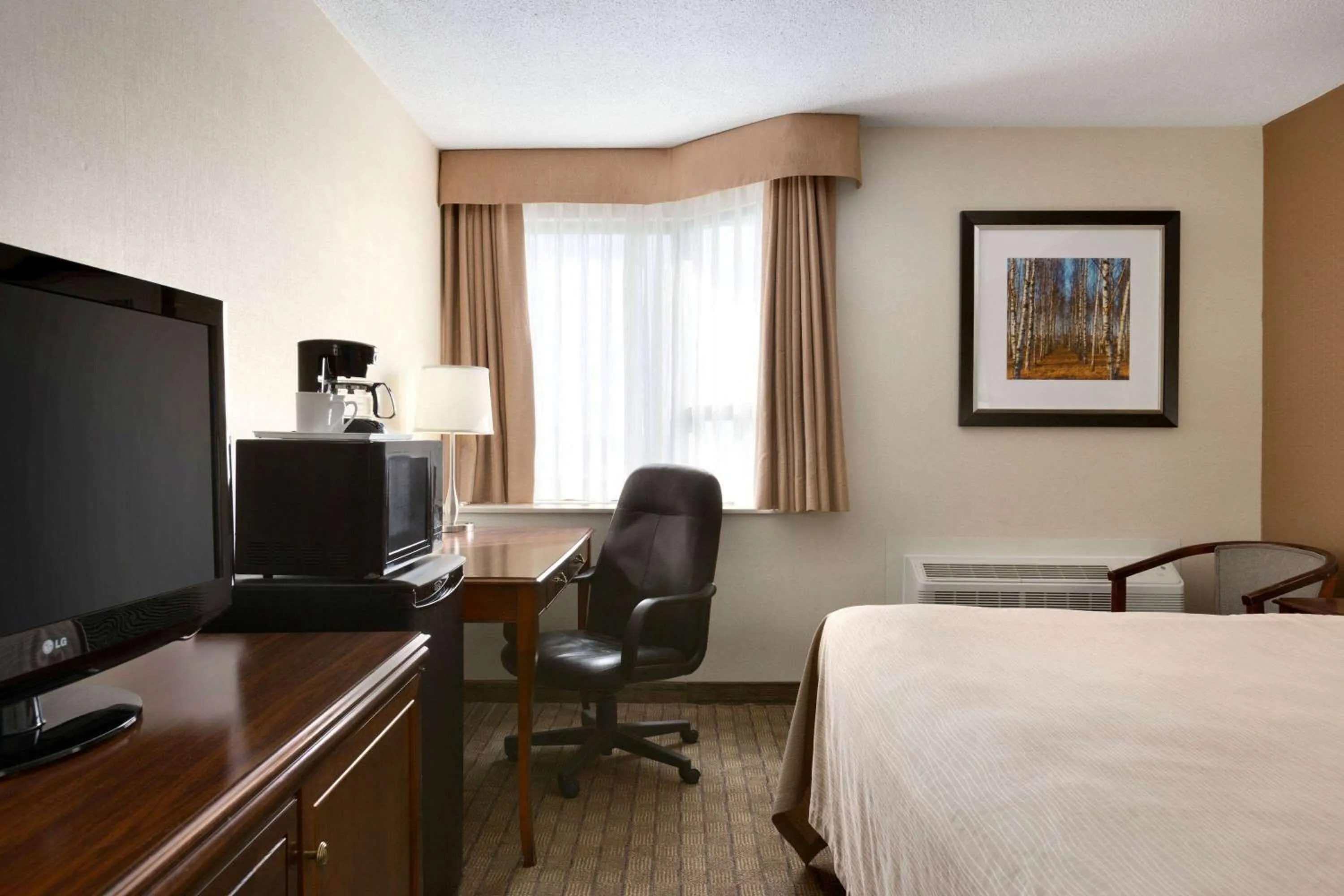 Photo of the whole room, TV/Entertainment Center in Travelodge by Wyndham Toronto East
