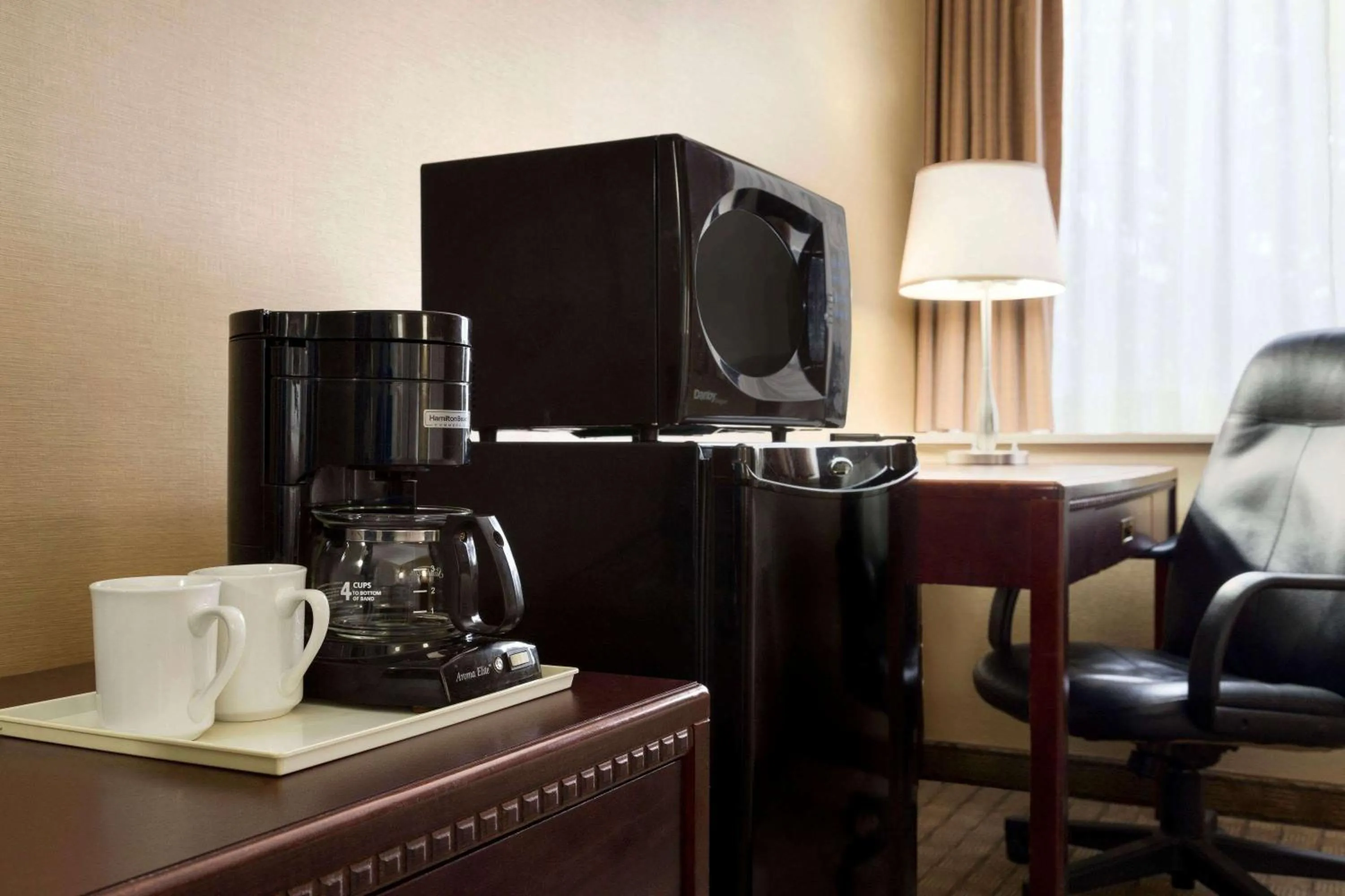 Photo of the whole room, Coffee/Tea Facilities in Travelodge by Wyndham Toronto East