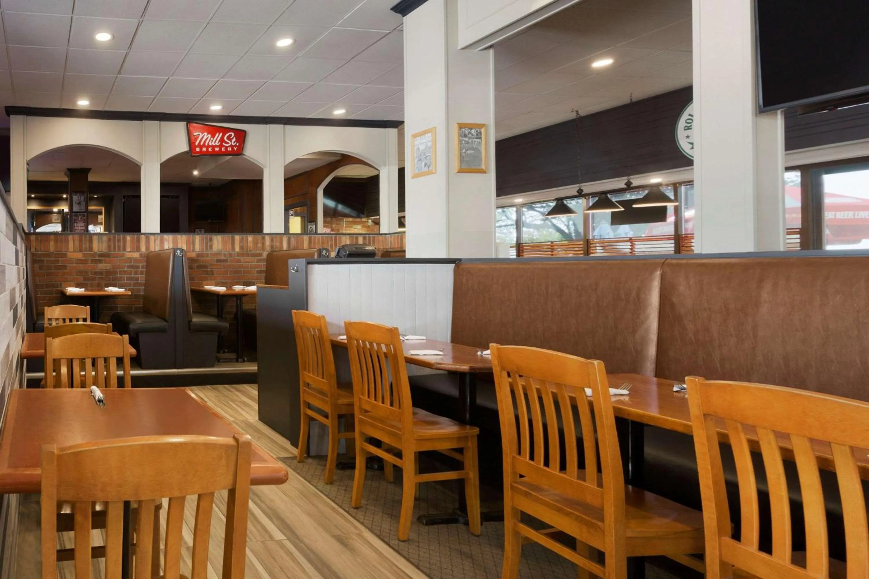 Restaurant/Places to Eat in Travelodge by Wyndham Toronto East