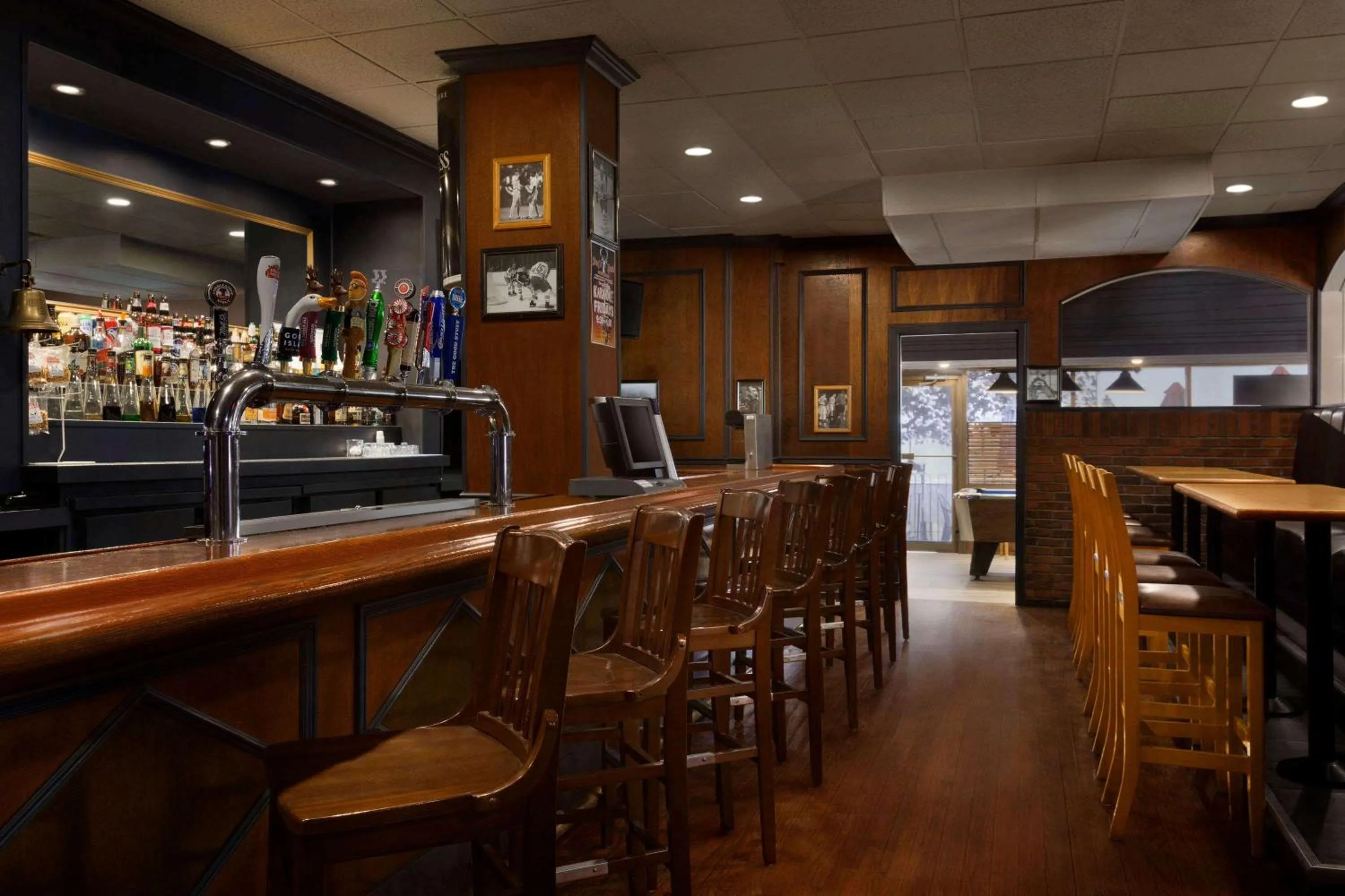 Restaurant/places to eat, Lounge/Bar in Travelodge by Wyndham Toronto East