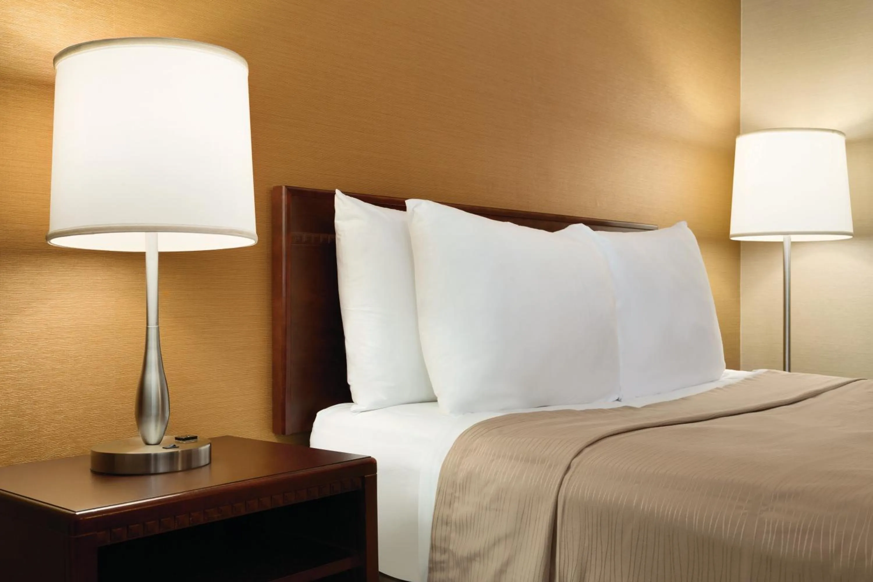 Bed, Seating Area in Travelodge by Wyndham Toronto East