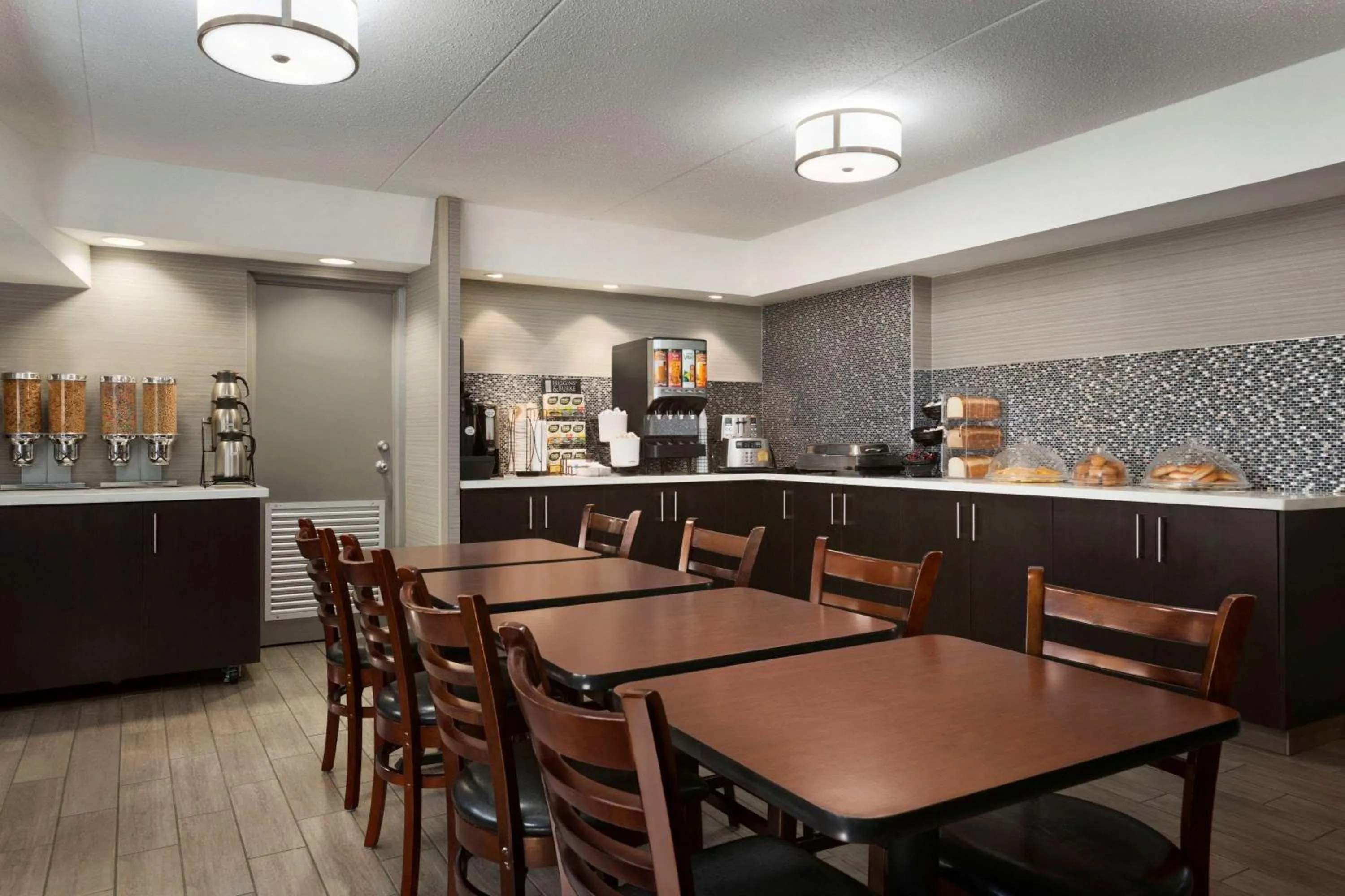 Restaurant/Places to Eat in Travelodge by Wyndham Toronto East