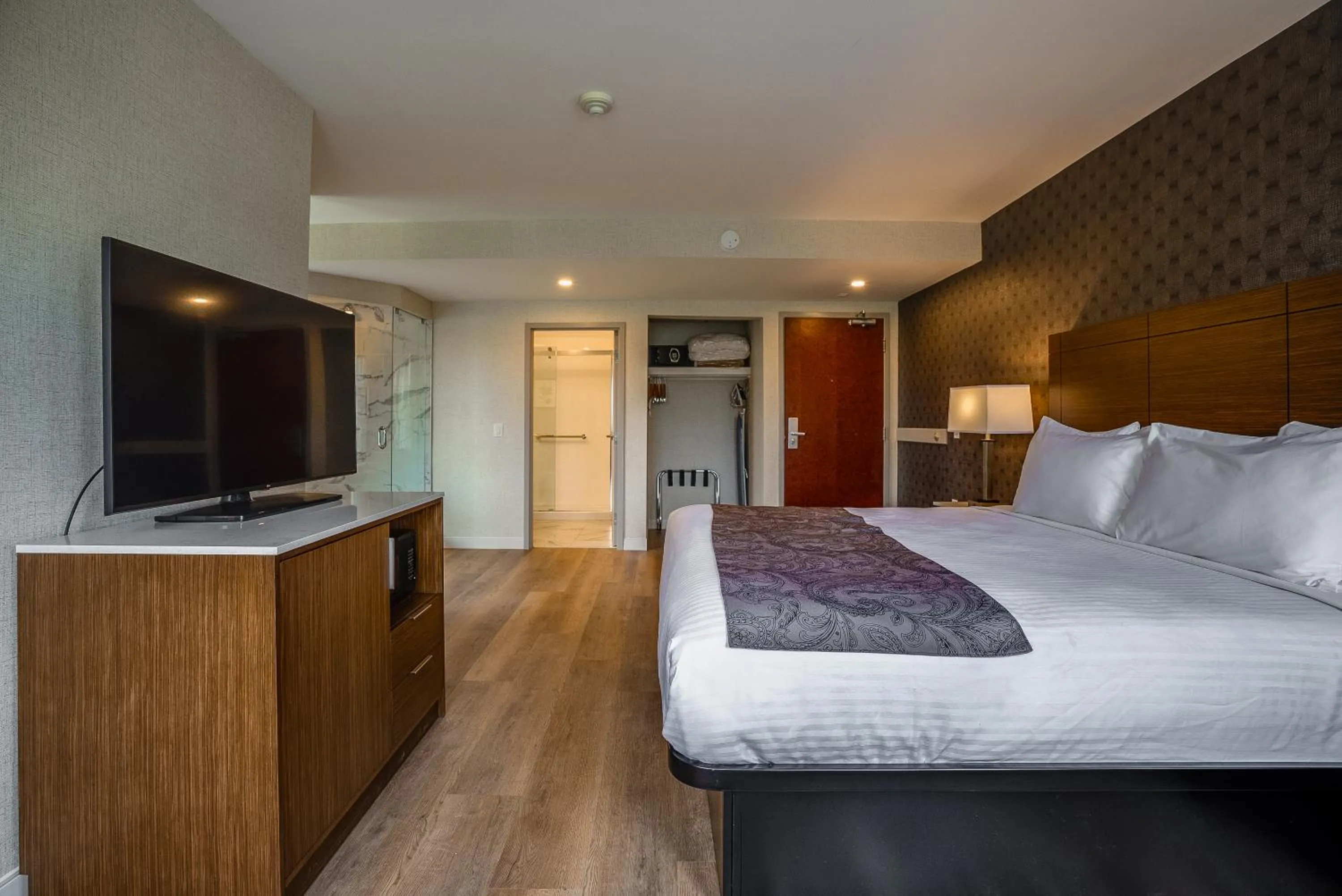 Bedroom, Bed in Monte Carlo Inn Oakville Suites