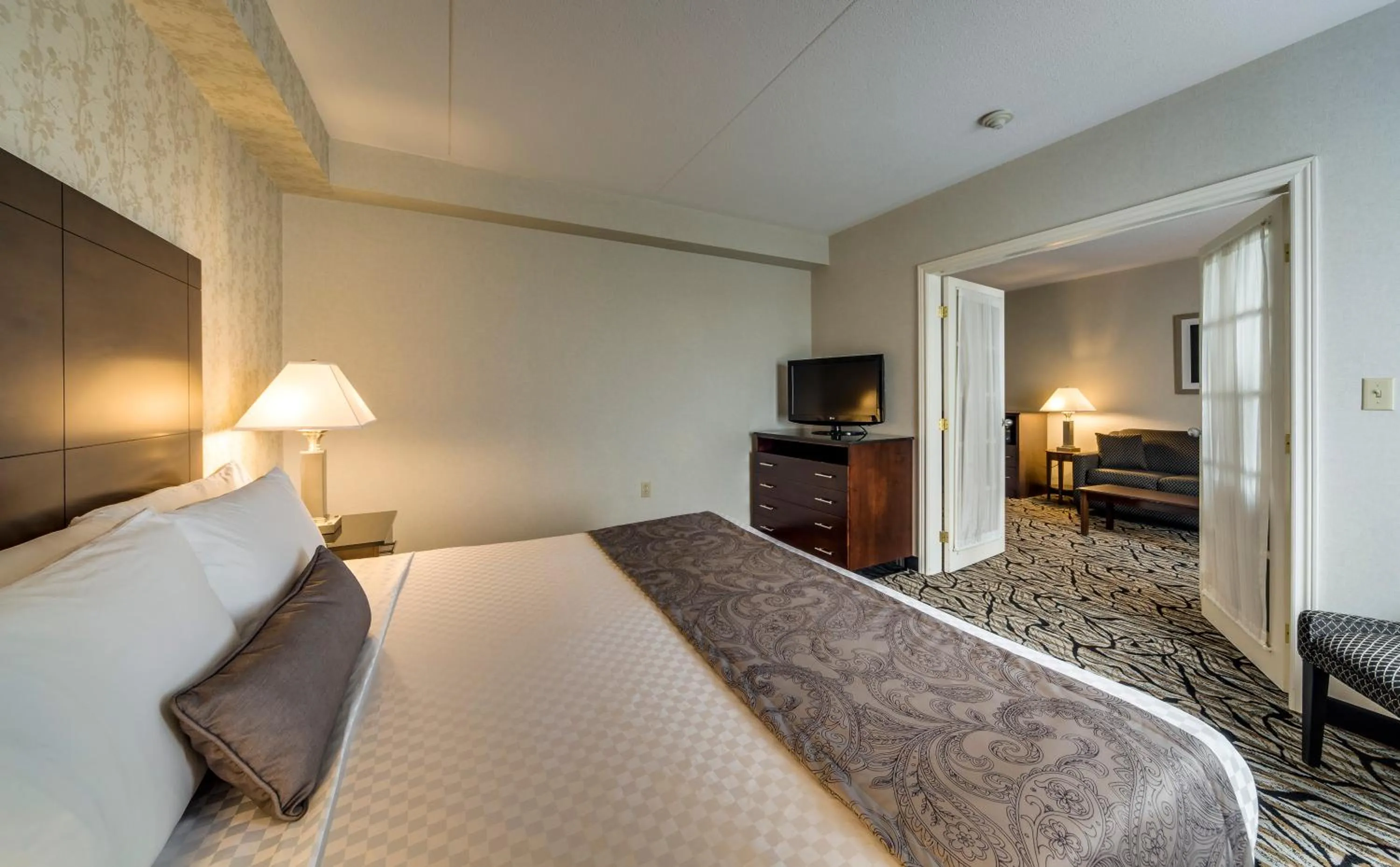 Bed in Monte Carlo Inn Oakville Suites