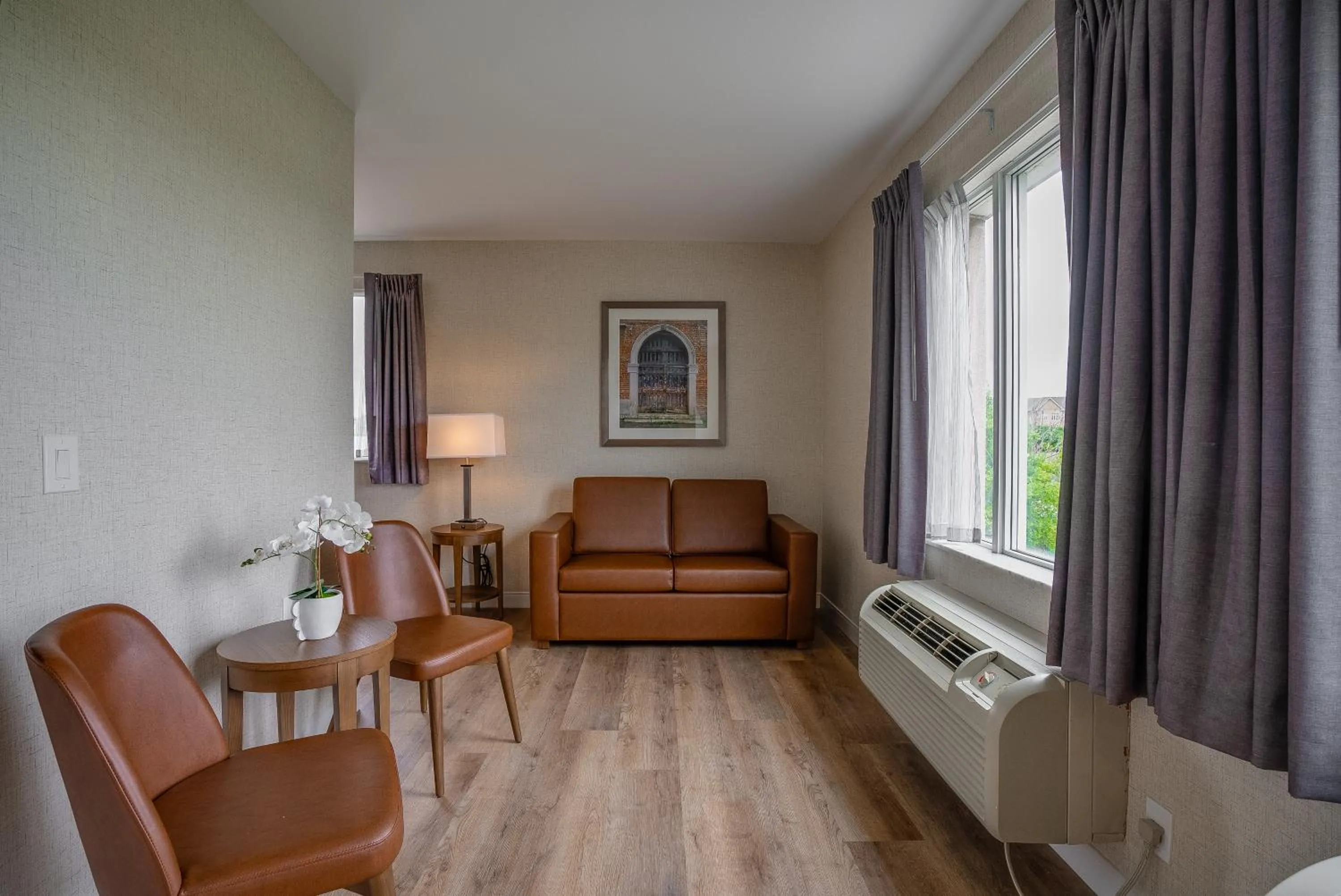 Seating area in Monte Carlo Inn Oakville Suites