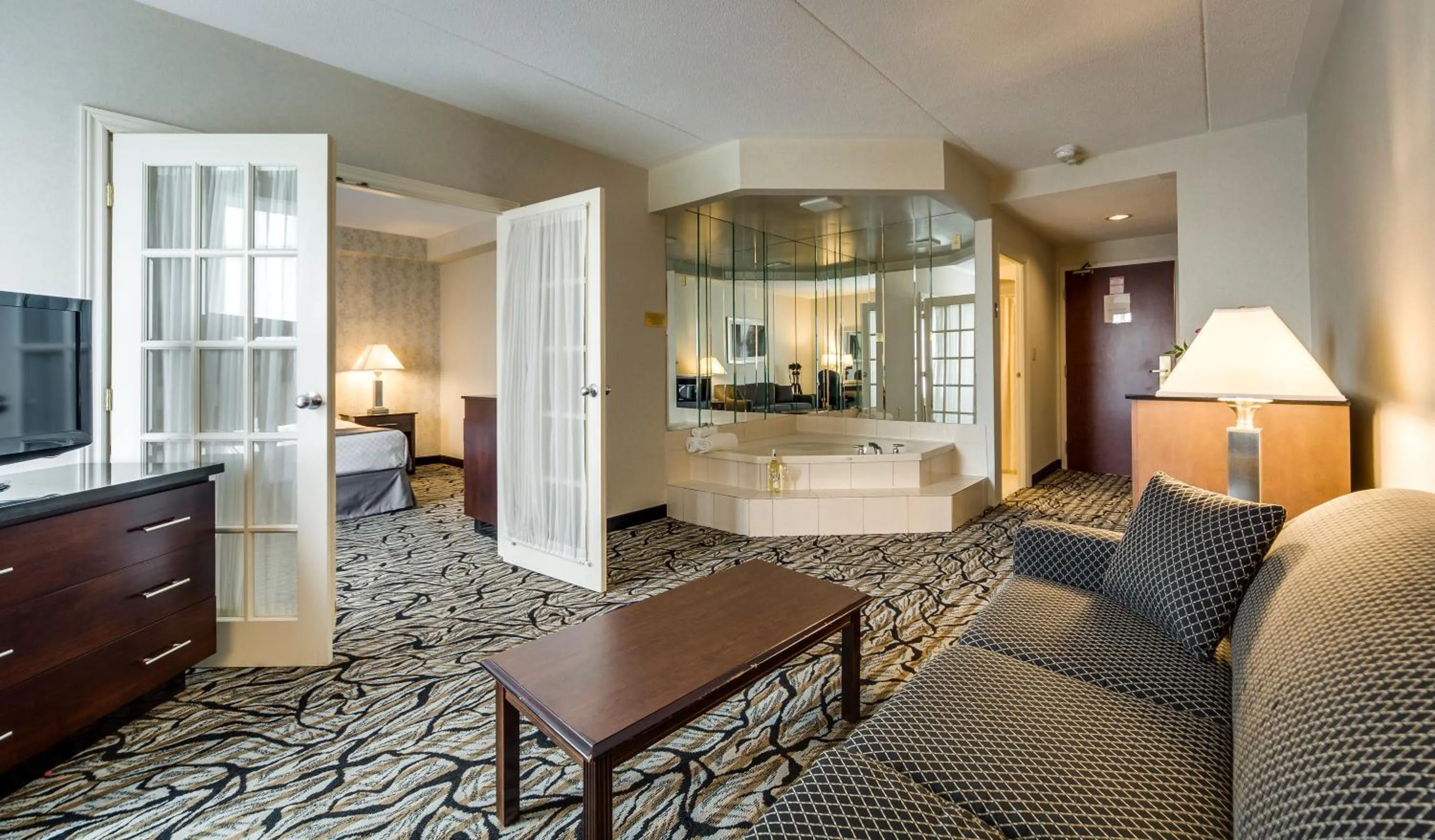 Monte Carlo Inn Oakville Suites