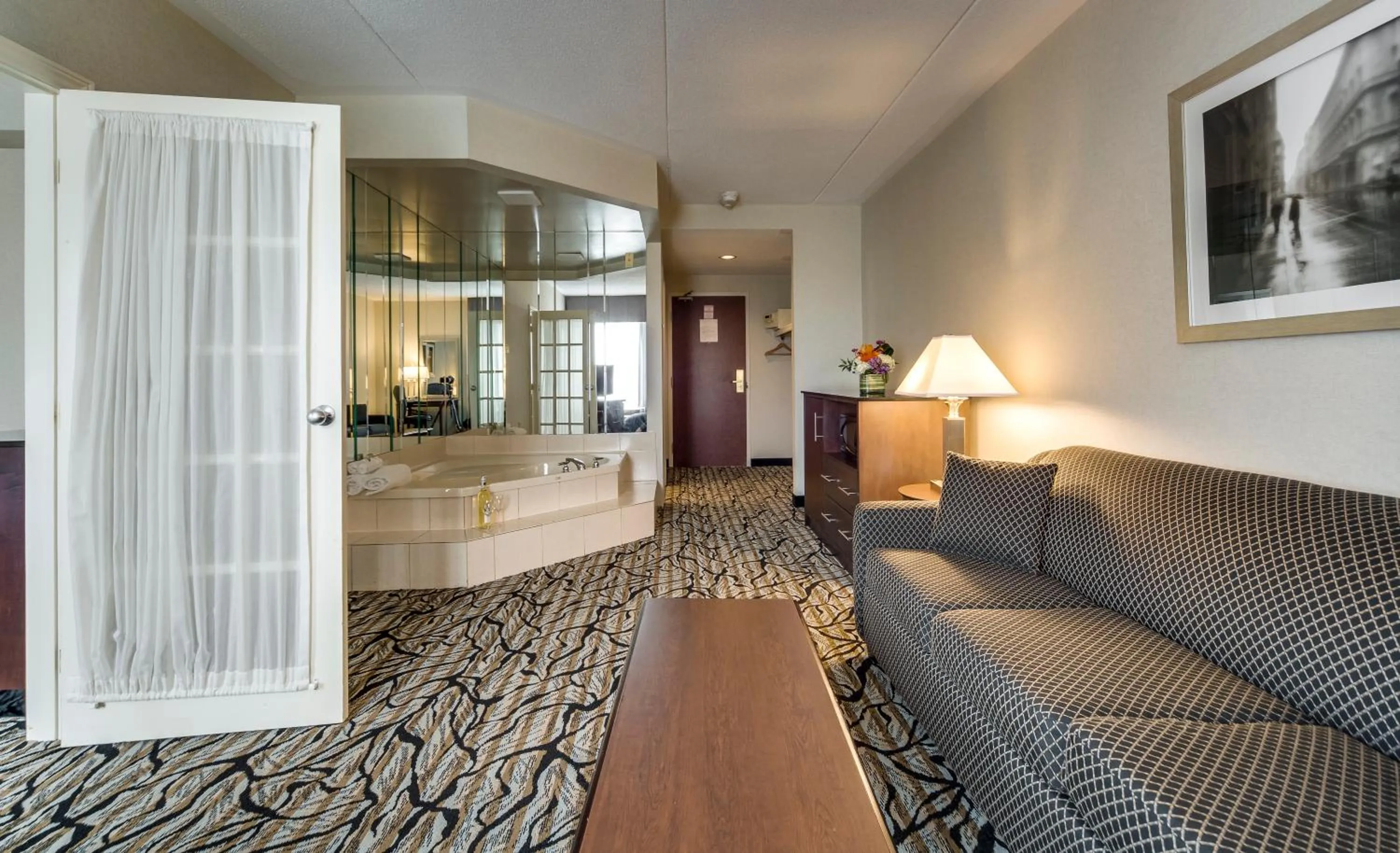 Monte Carlo Inn Oakville Suites