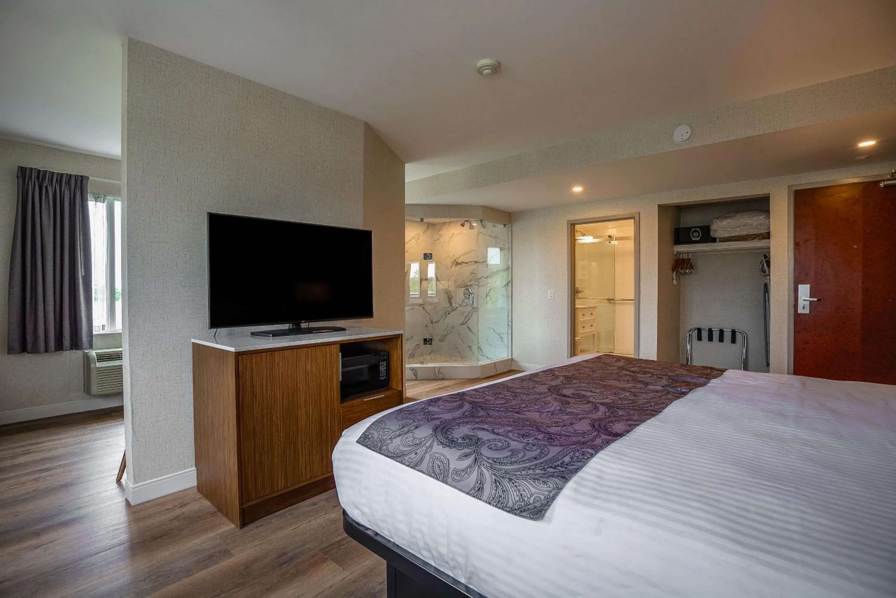 Bedroom, Bed in Monte Carlo Inn Oakville Suites