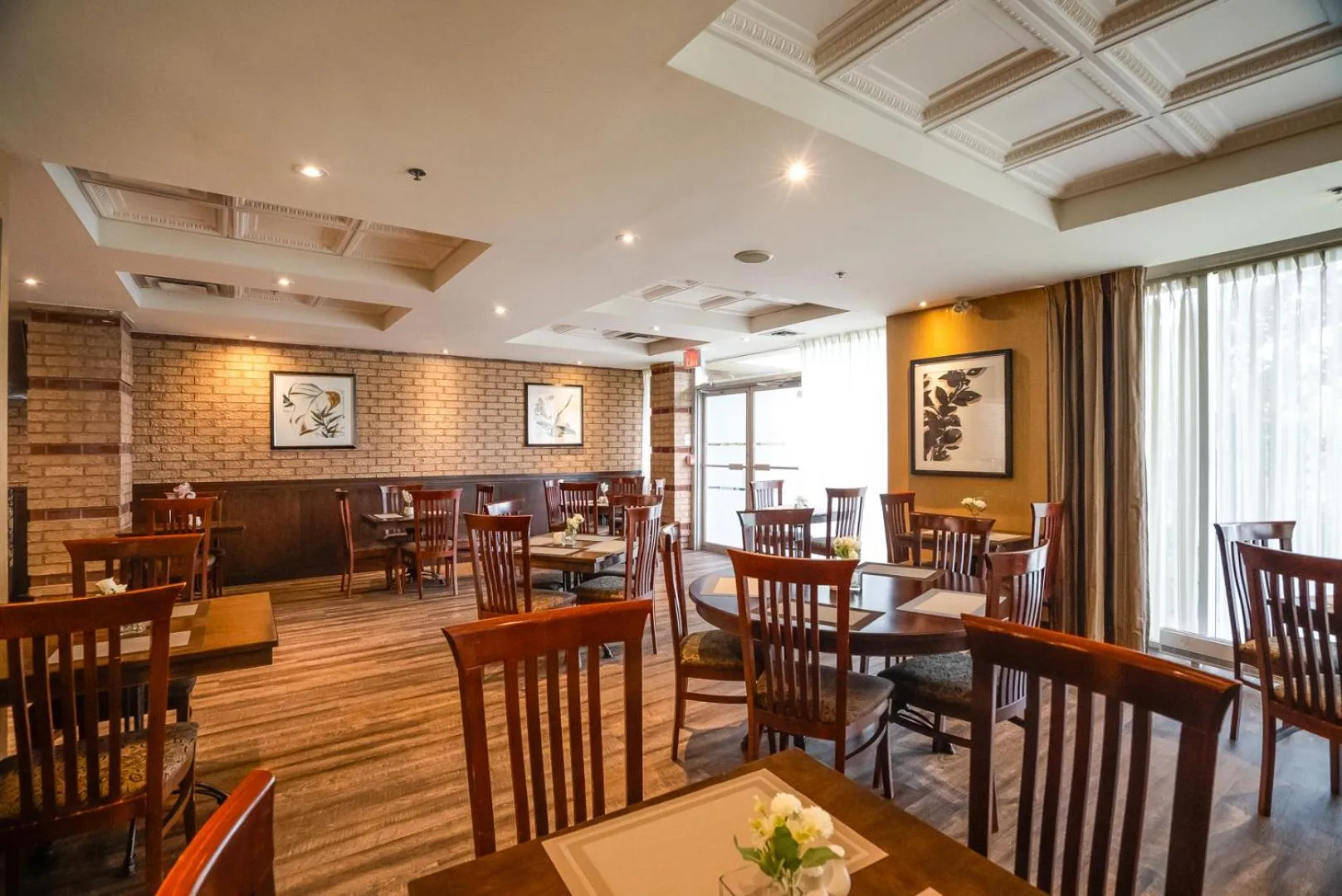 Restaurant/places to eat in Monte Carlo Inn Airport Suites