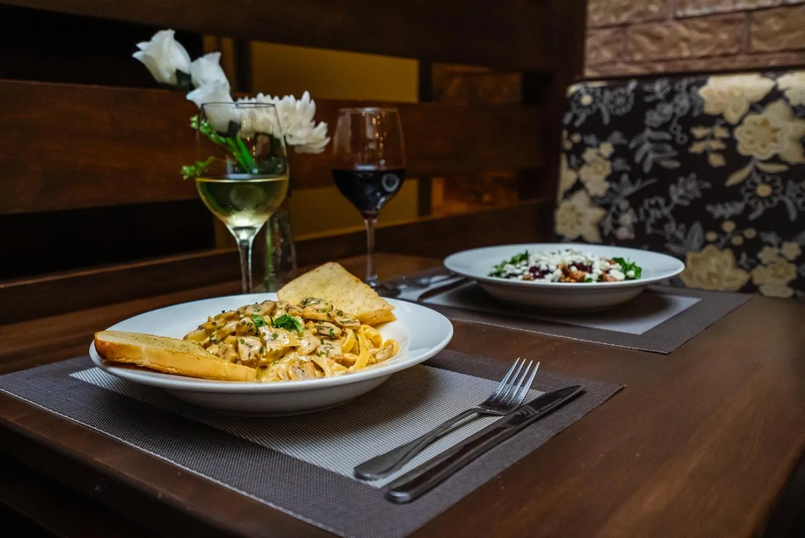 Food and drinks in Monte Carlo Inn Airport Suites