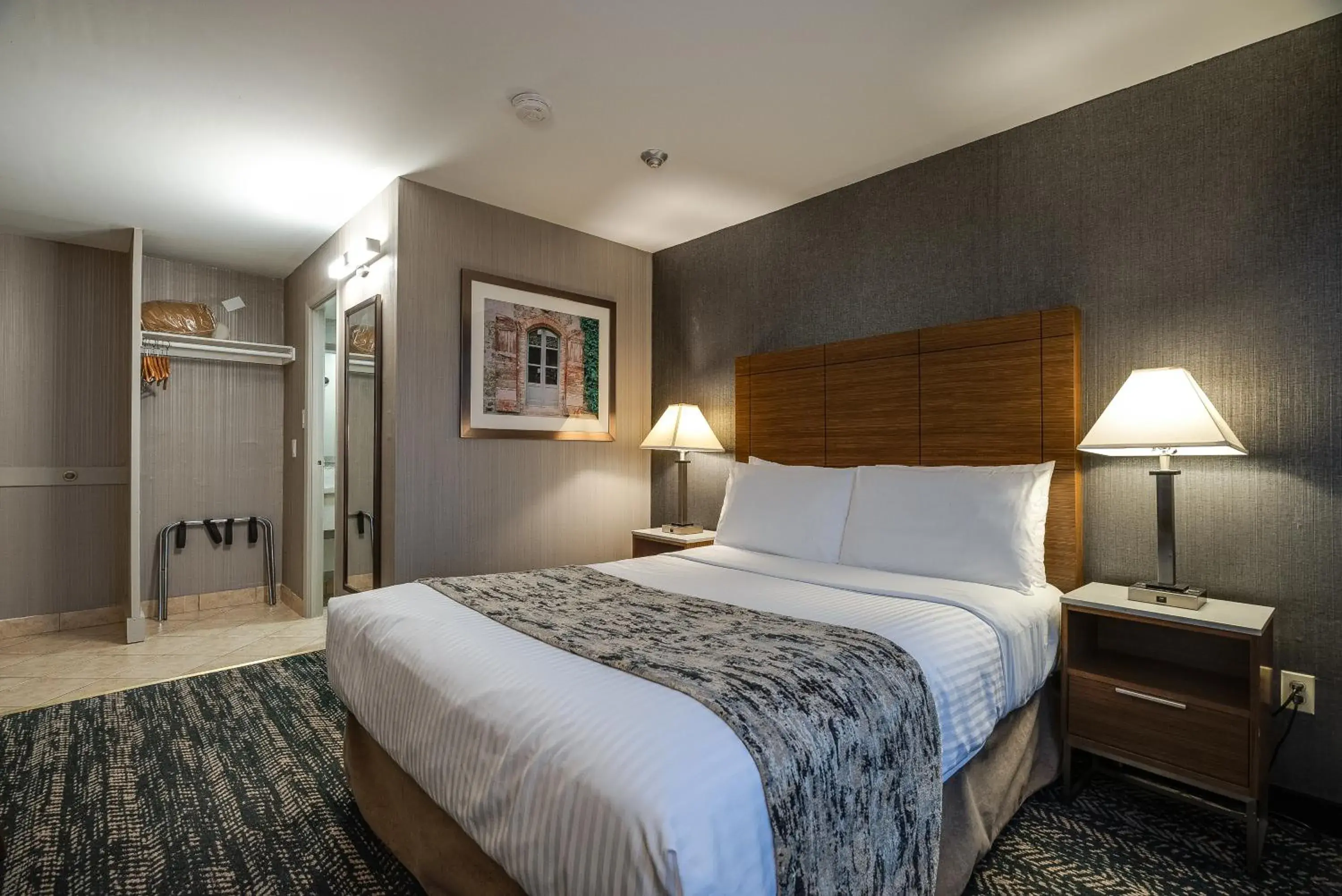 Standard Room with 1 Queen Bed in Monte Carlo Inn Toronto West Suites Standard Room with 1 Queen Bed in Monte Carlo Inn Toronto West Suites