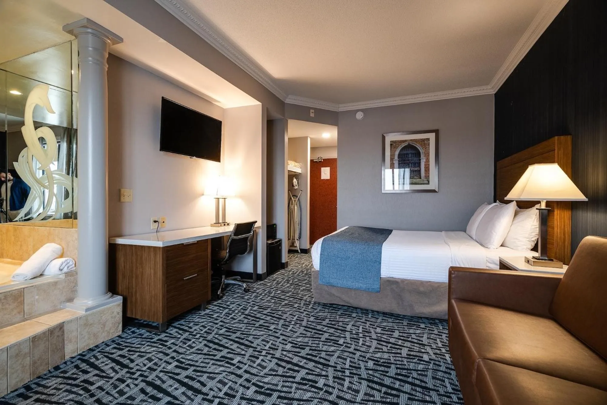 Photo of the whole room, Bed in Monte Carlo Inn Toronto West Suites