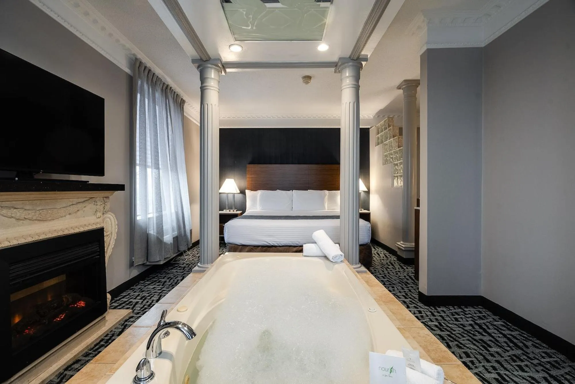 Hot Tub, Bed in Monte Carlo Inn Toronto West Suites