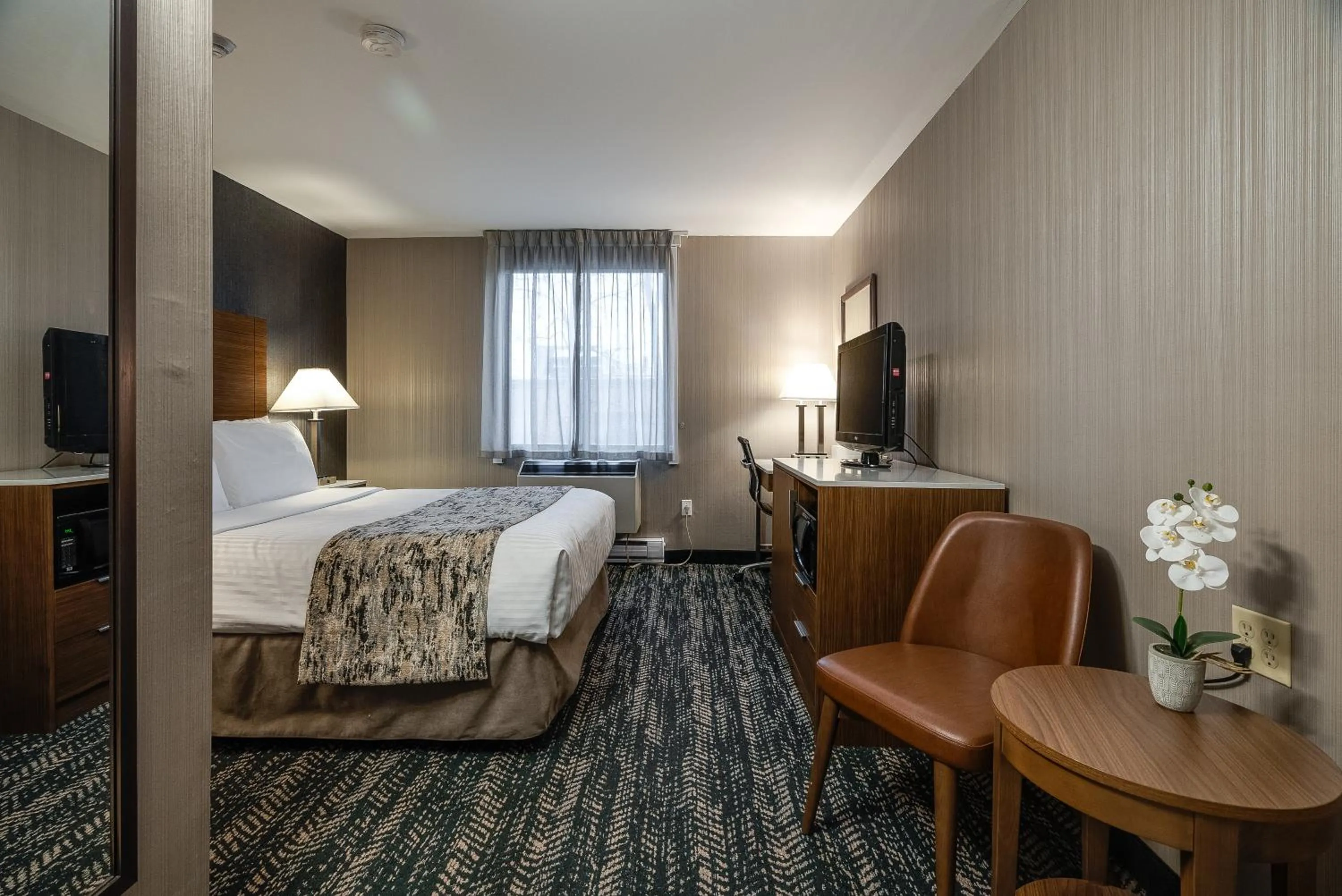 Bedroom, Bed in Monte Carlo Inn Toronto West Suites