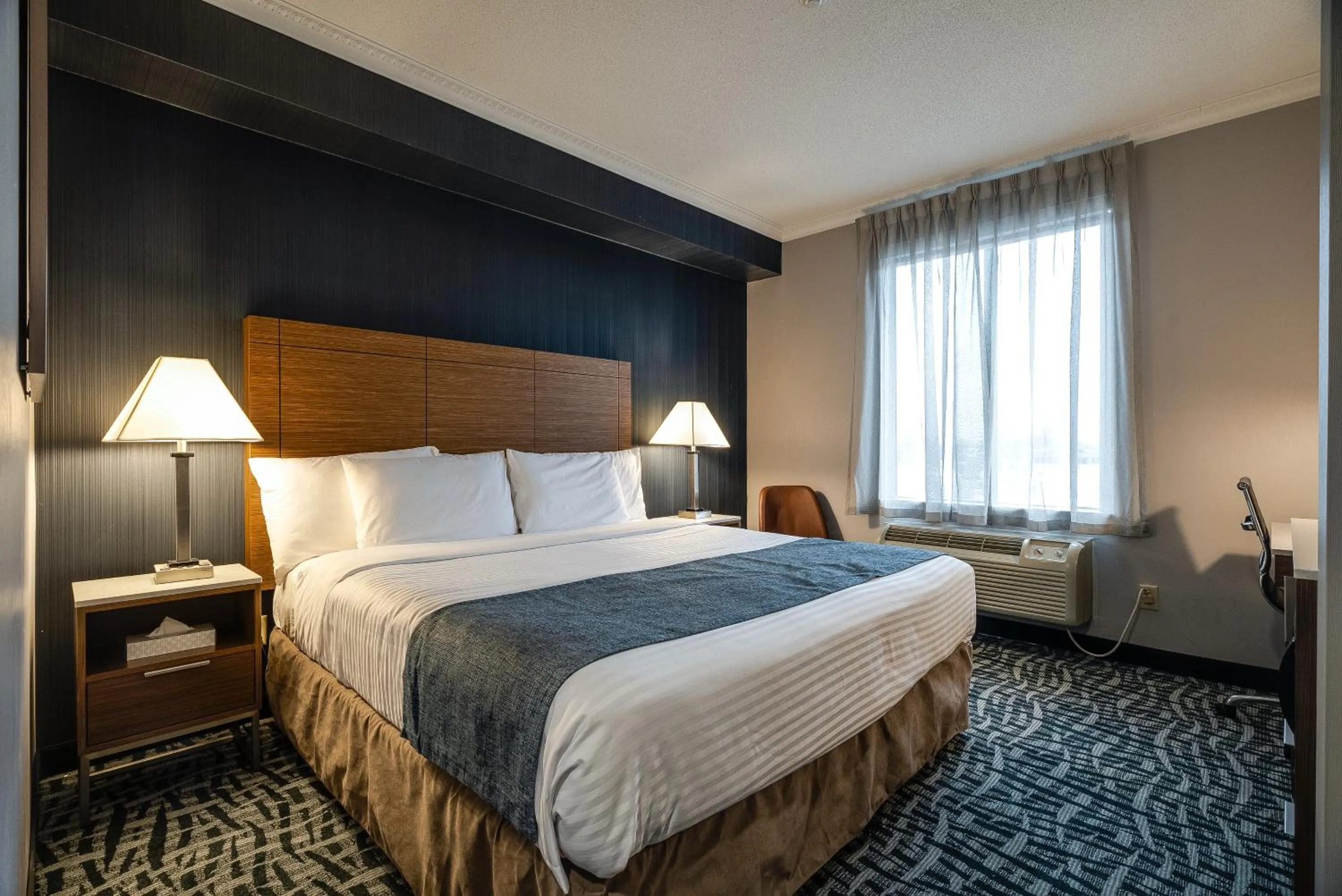 Bedroom, Bed in Monte Carlo Inn Toronto West Suites