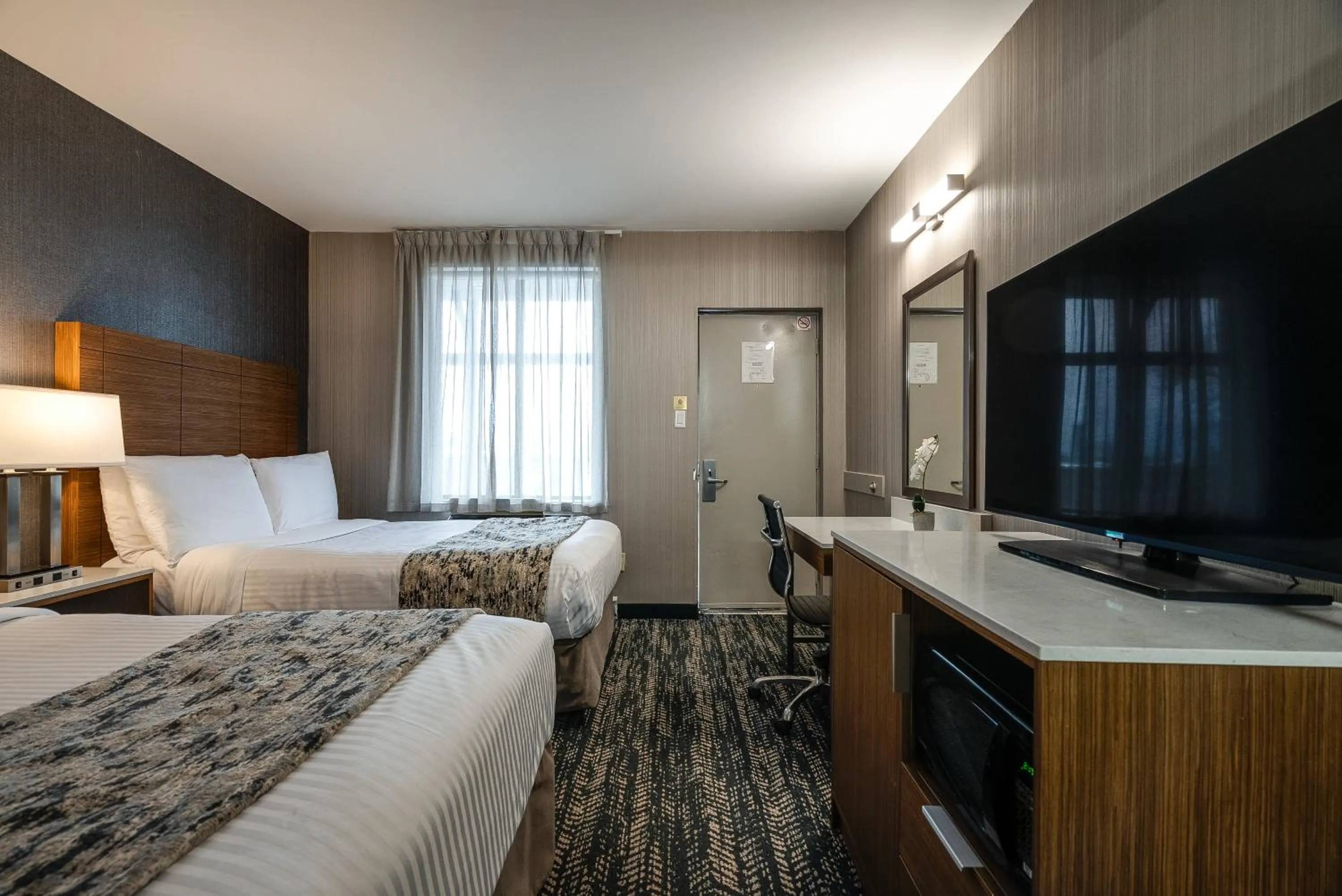 Bedroom, Bed in Monte Carlo Inn Toronto West Suites