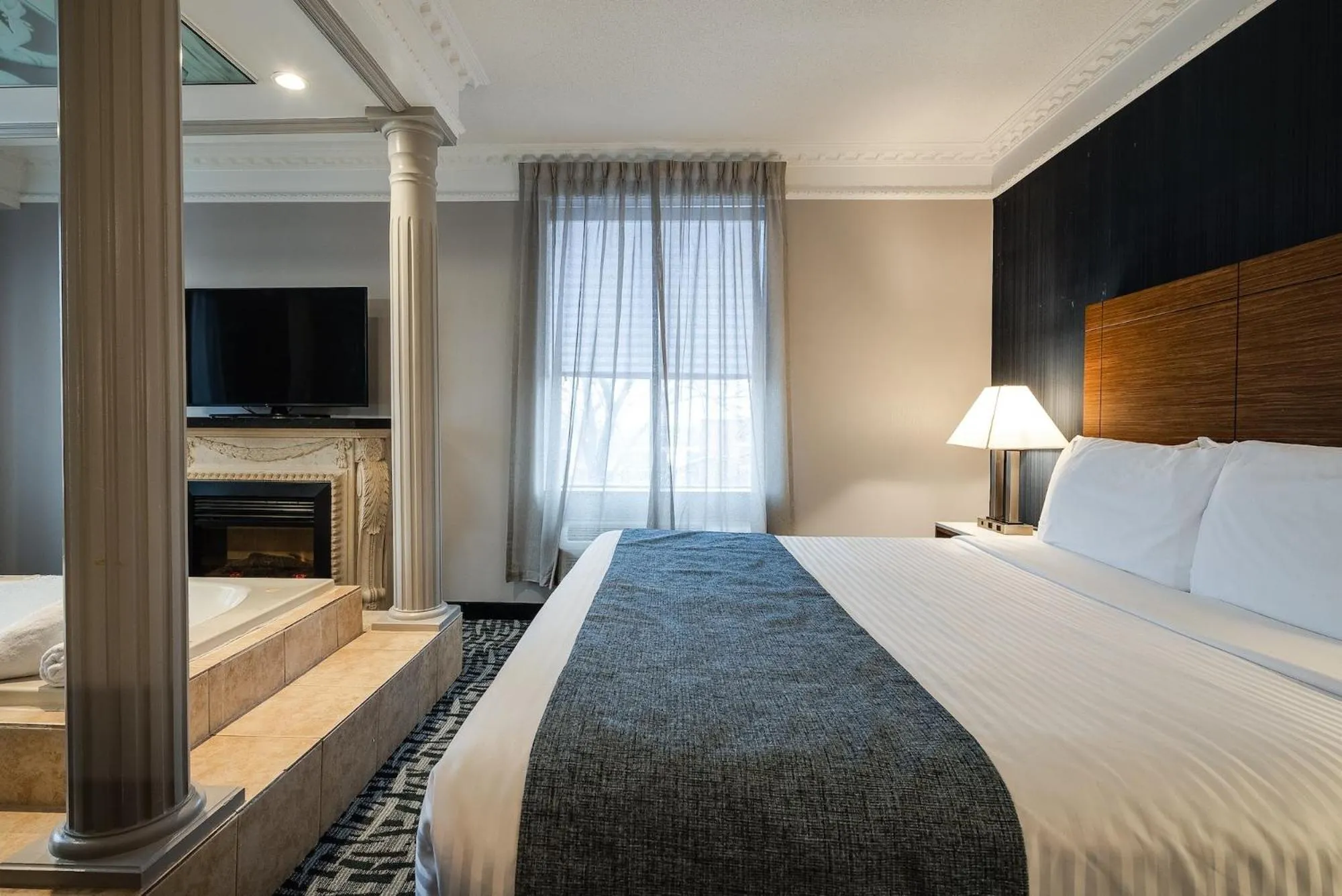 Bedroom, Bed in Monte Carlo Inn Toronto West Suites