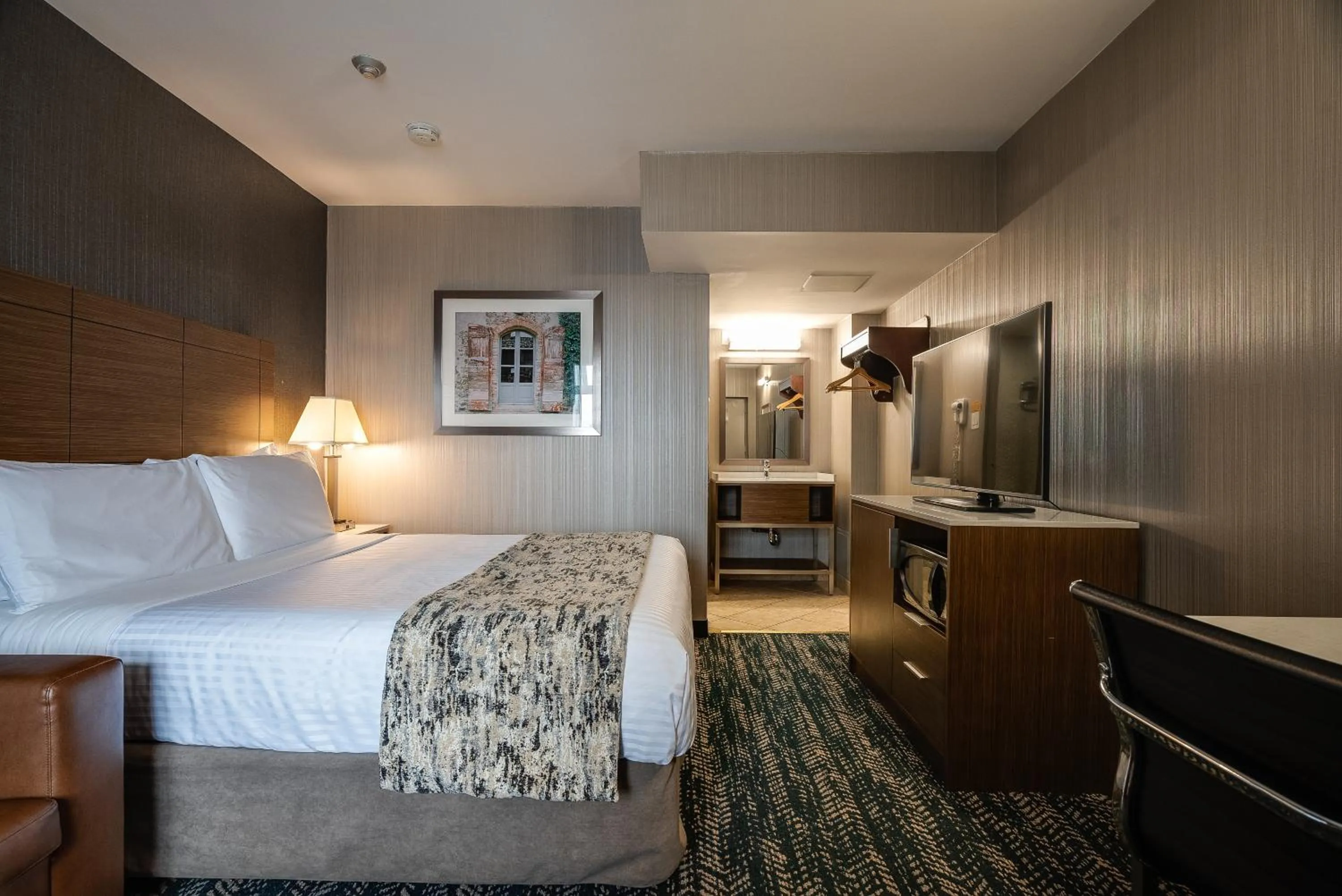 Bedroom, Bed in Monte Carlo Inn Toronto West Suites