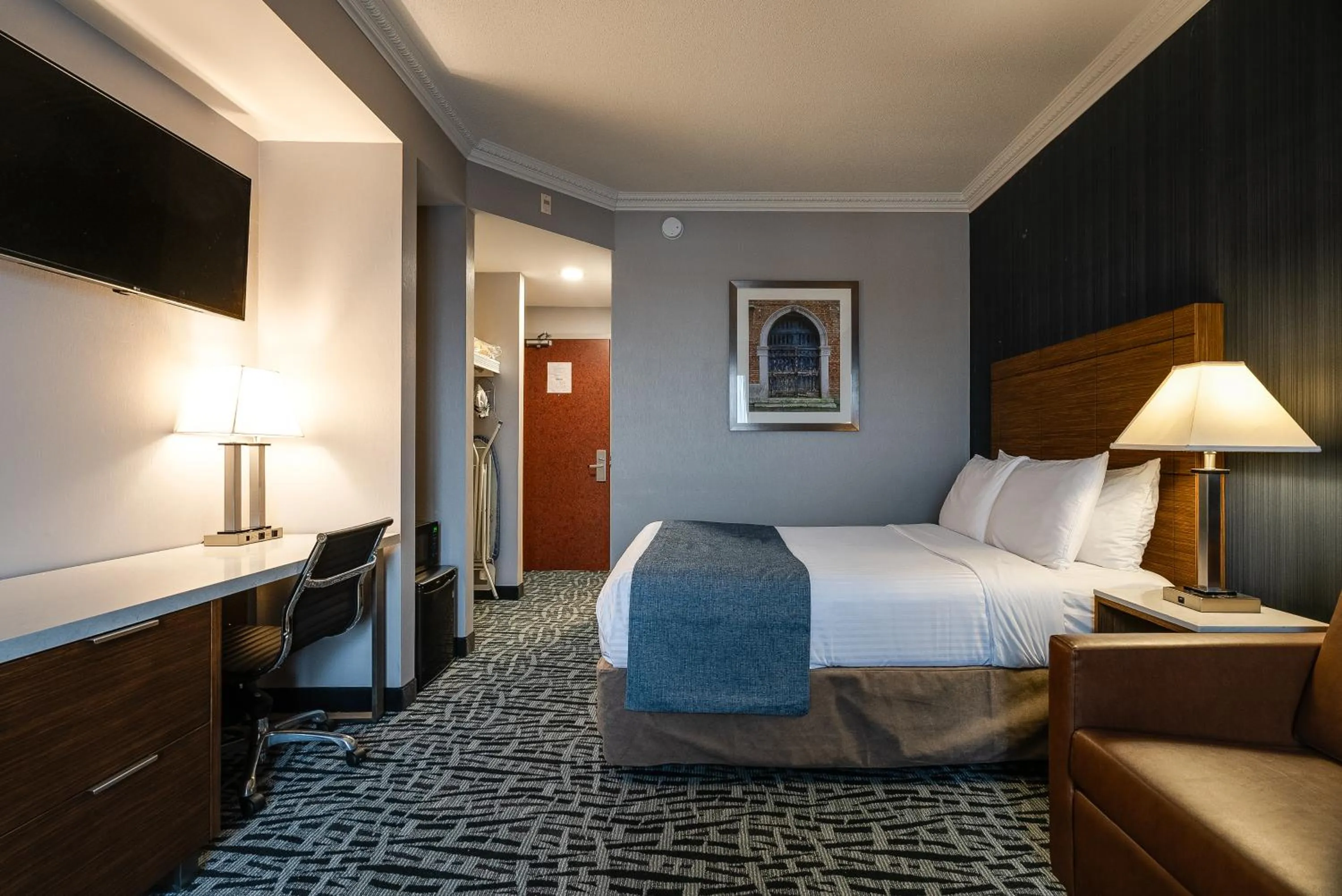 Bed in Monte Carlo Inn Toronto West Suites