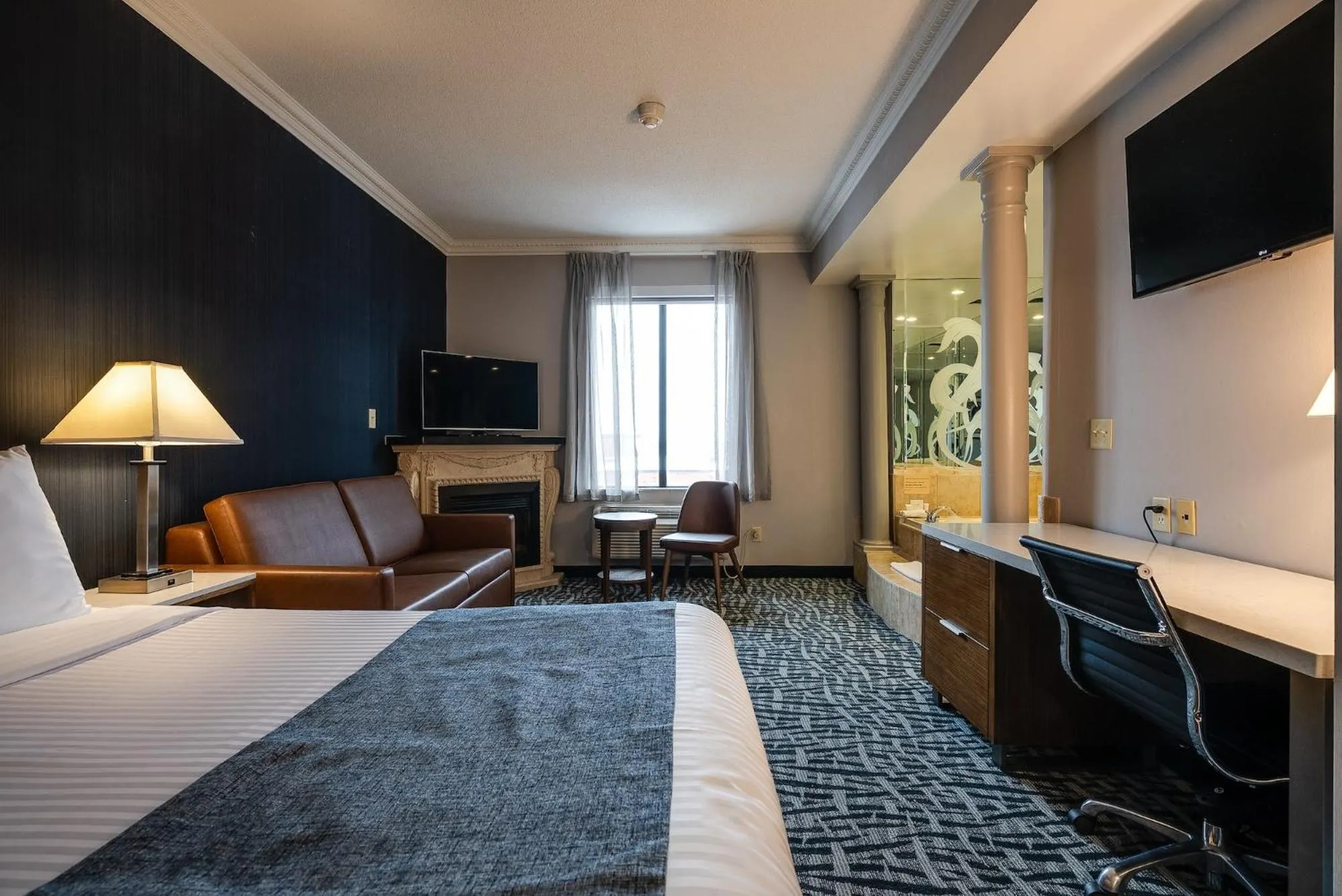 Photo of the whole room, Bed in Monte Carlo Inn Toronto West Suites