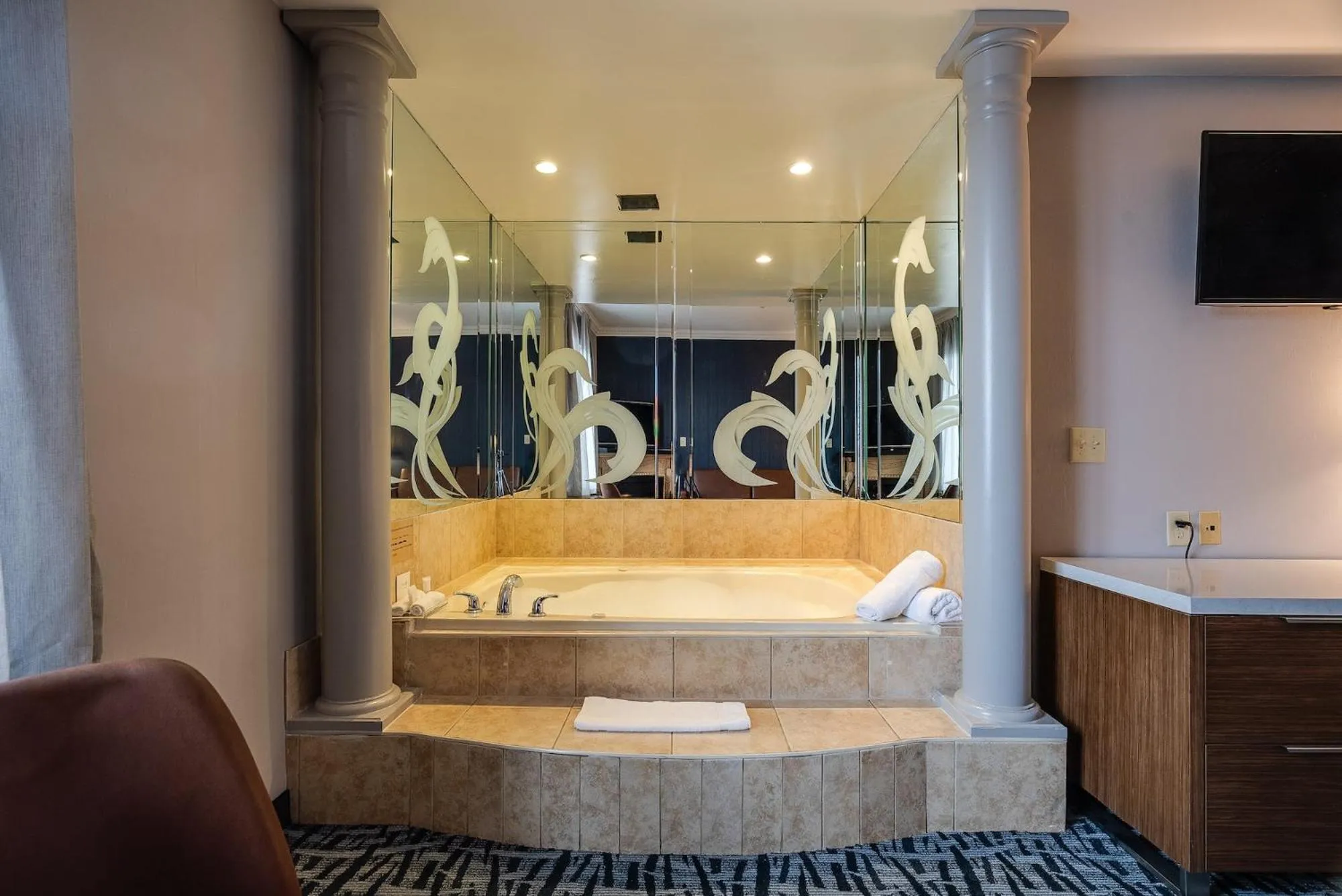 Bath in Monte Carlo Inn Toronto West Suites