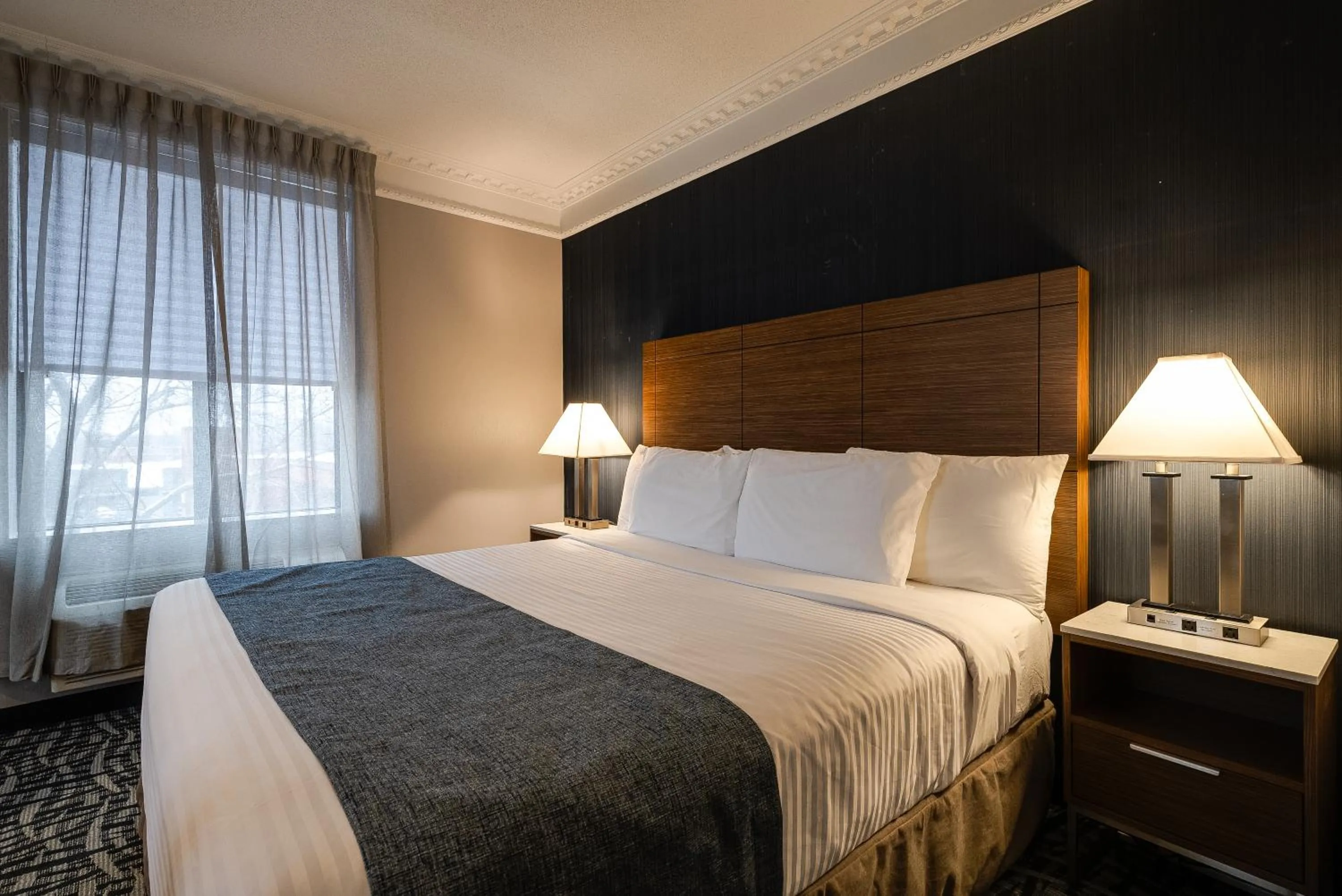 Bedroom, Bed in Monte Carlo Inn Toronto West Suites