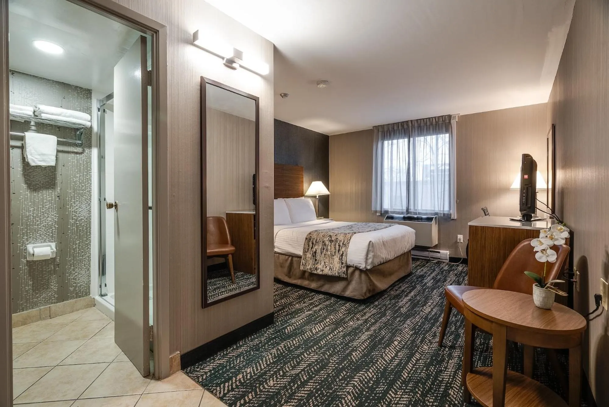 Bedroom, Bed in Monte Carlo Inn Toronto West Suites