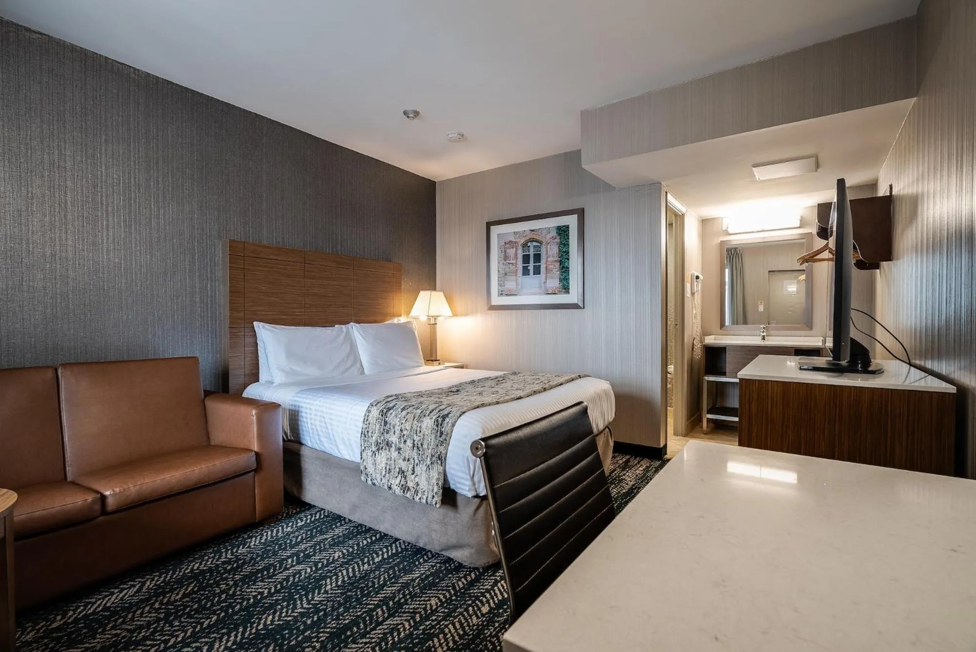 Seating area, Bed in Monte Carlo Inn Toronto West Suites