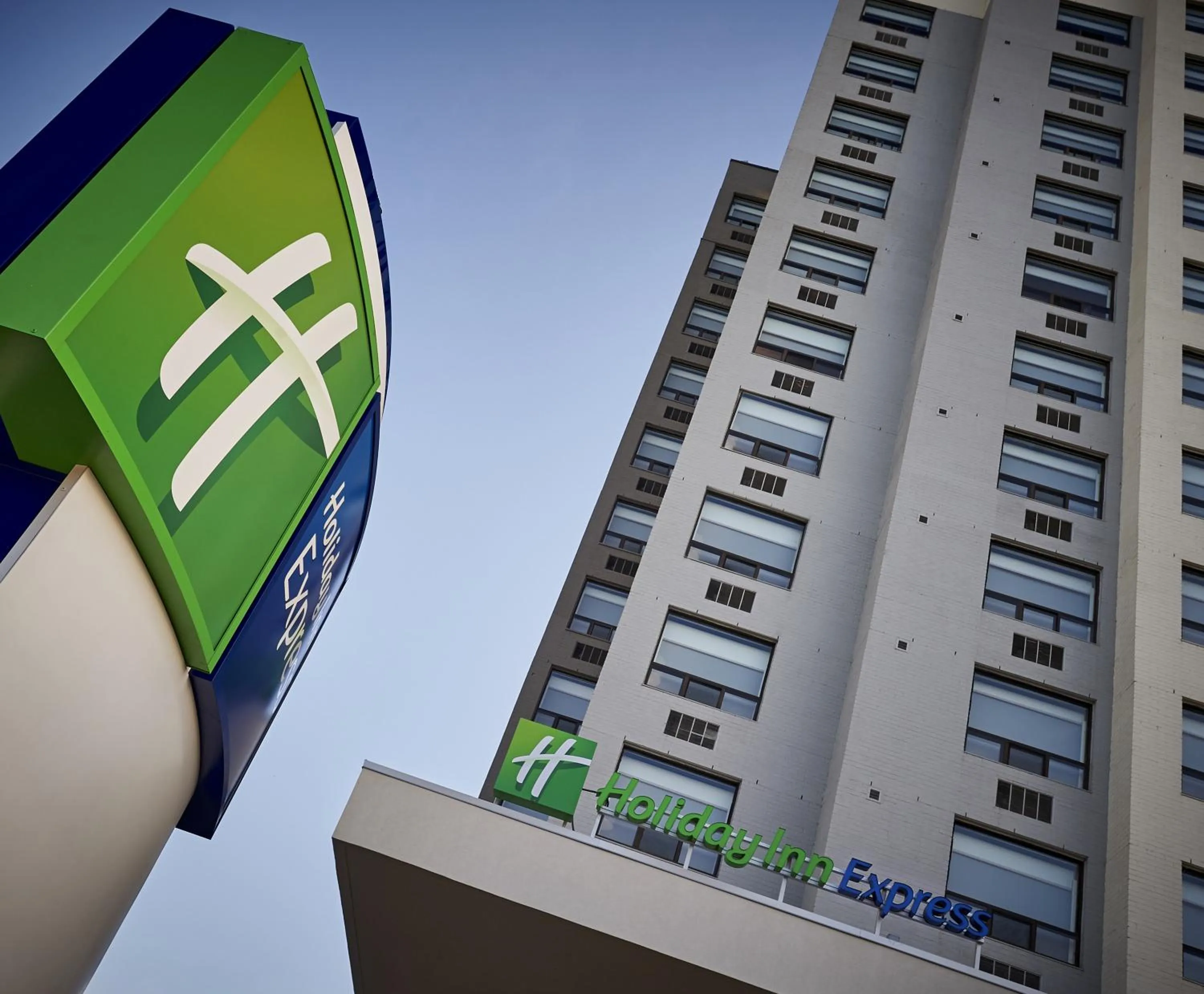 Property building in Holiday Inn Express Windsor Waterfront by IHG