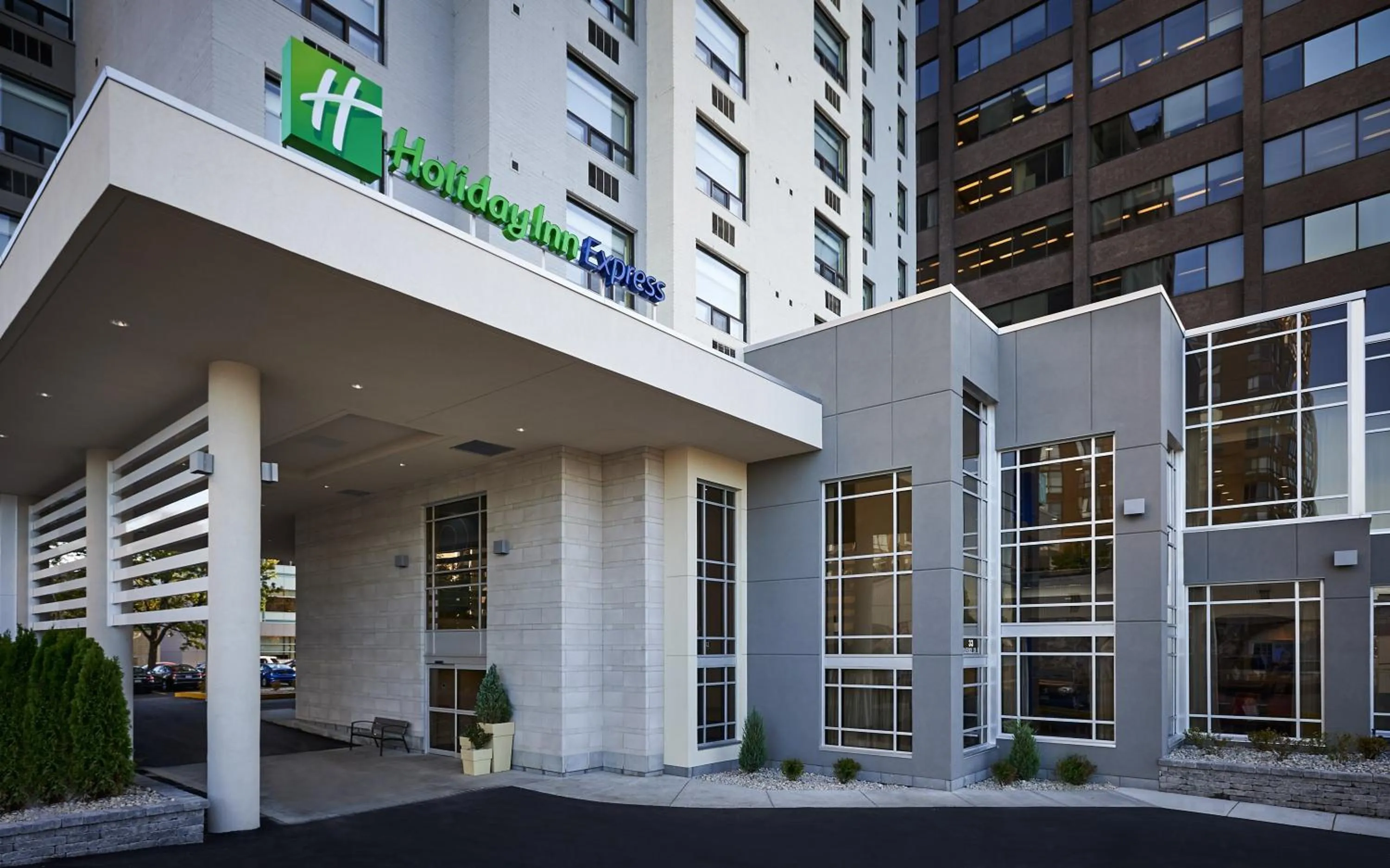 Property building in Holiday Inn Express Windsor Waterfront by IHG