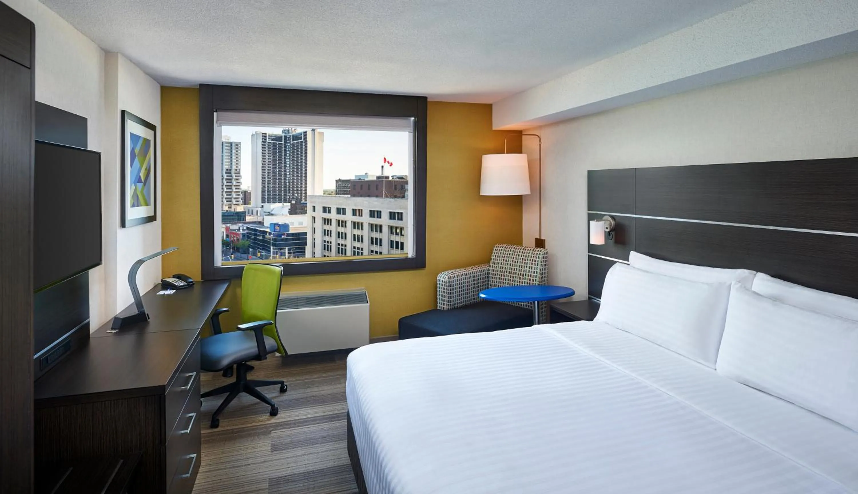 Photo of the whole room, Bed in Holiday Inn Express Windsor Waterfront by IHG