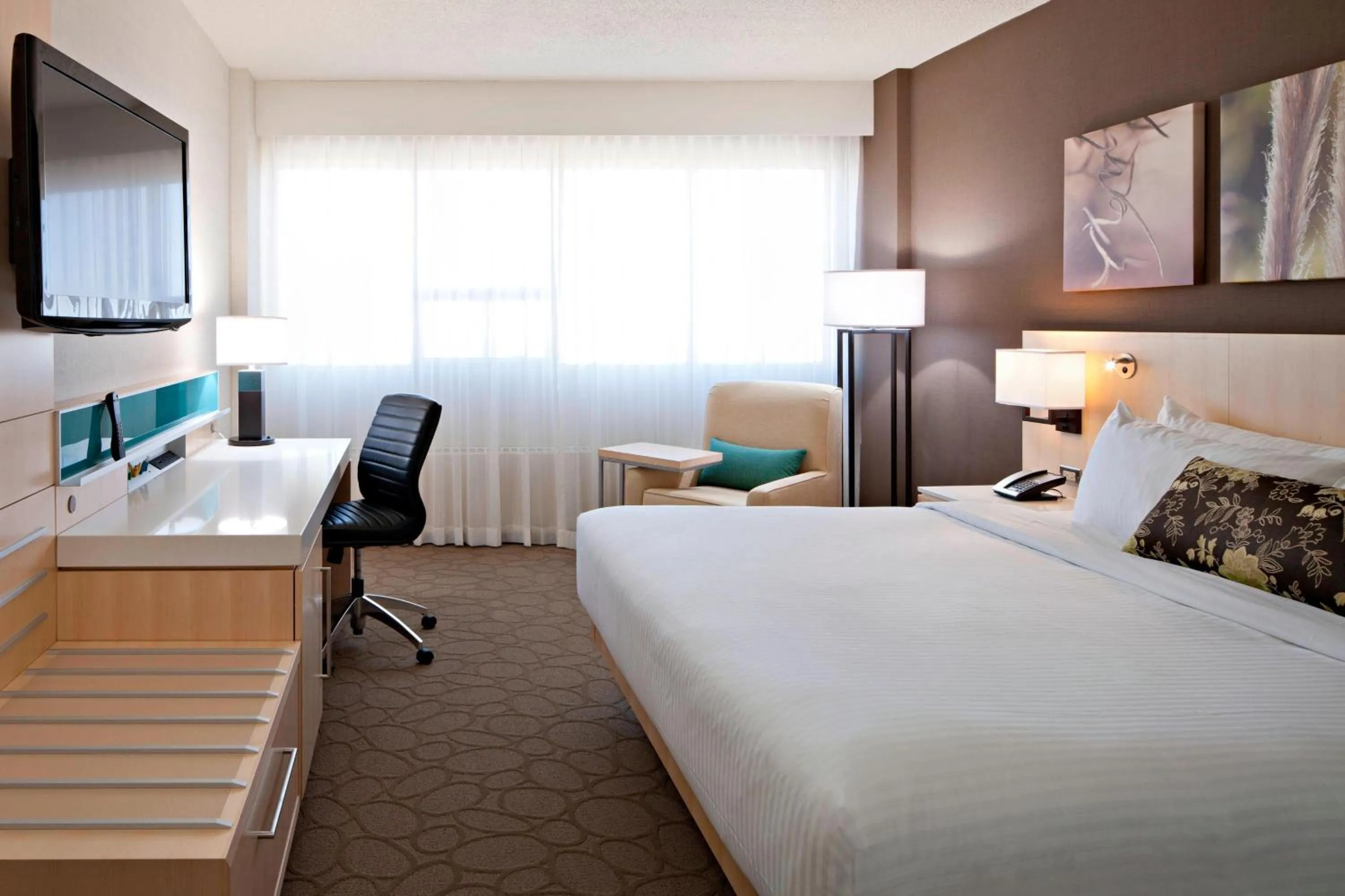 Photo of the whole room, Bed in Delta Hotels by Marriott Edmonton South Conference Centre