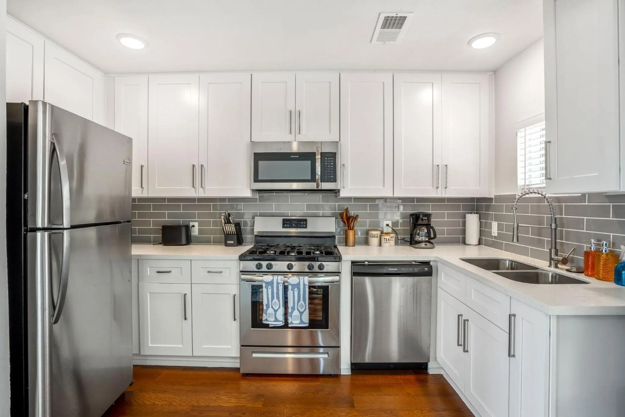 Kitchen or kitchenette in Universal Apartment at East Downtown