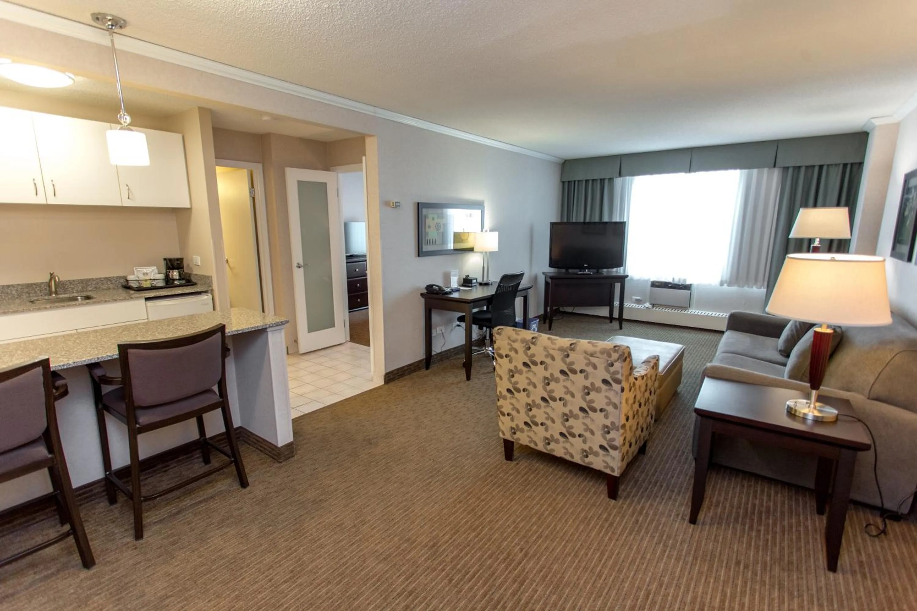 Kitchen or kitchenette in Campus Tower Suite Hotel