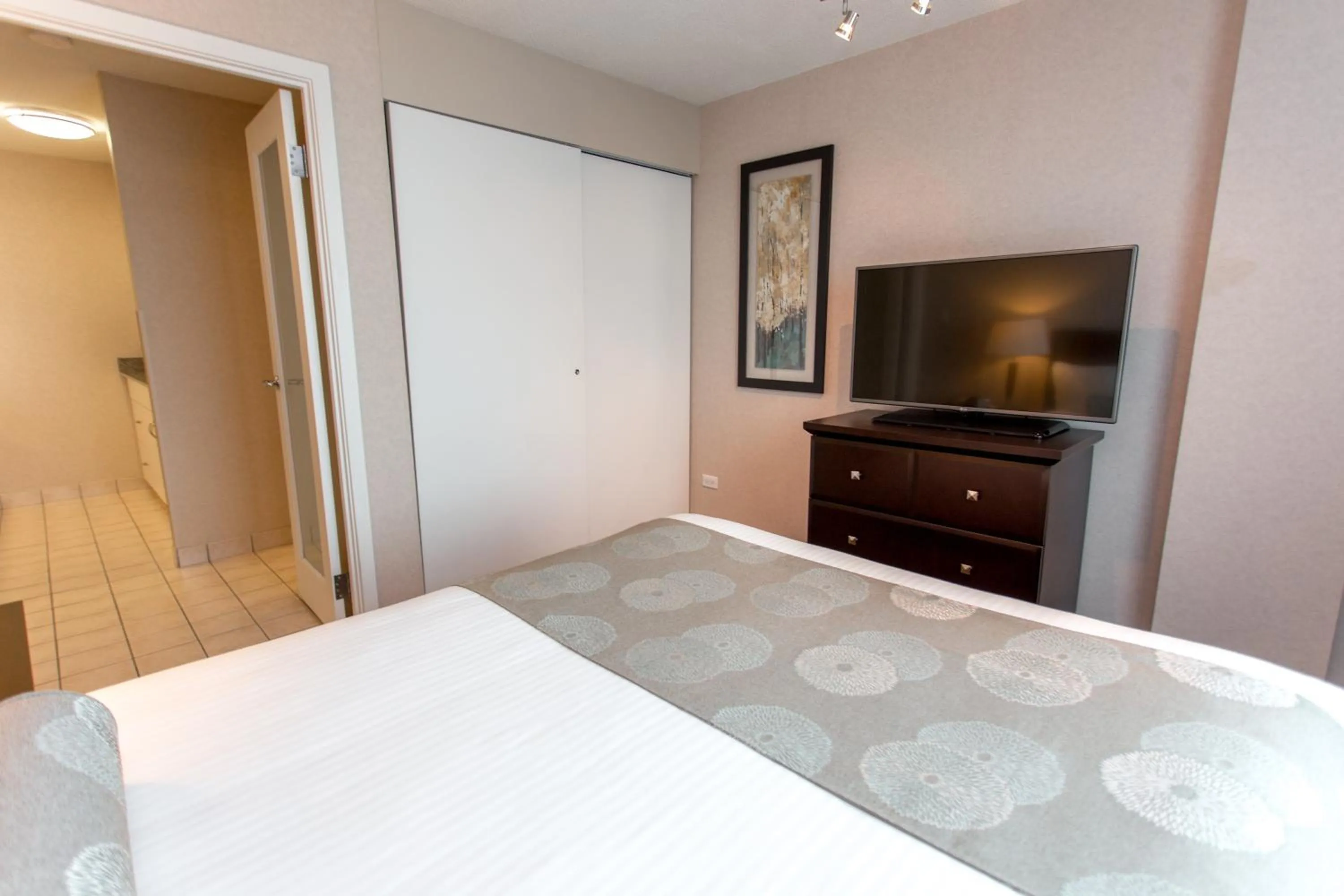 Bedroom, Bed in Campus Tower Suite Hotel