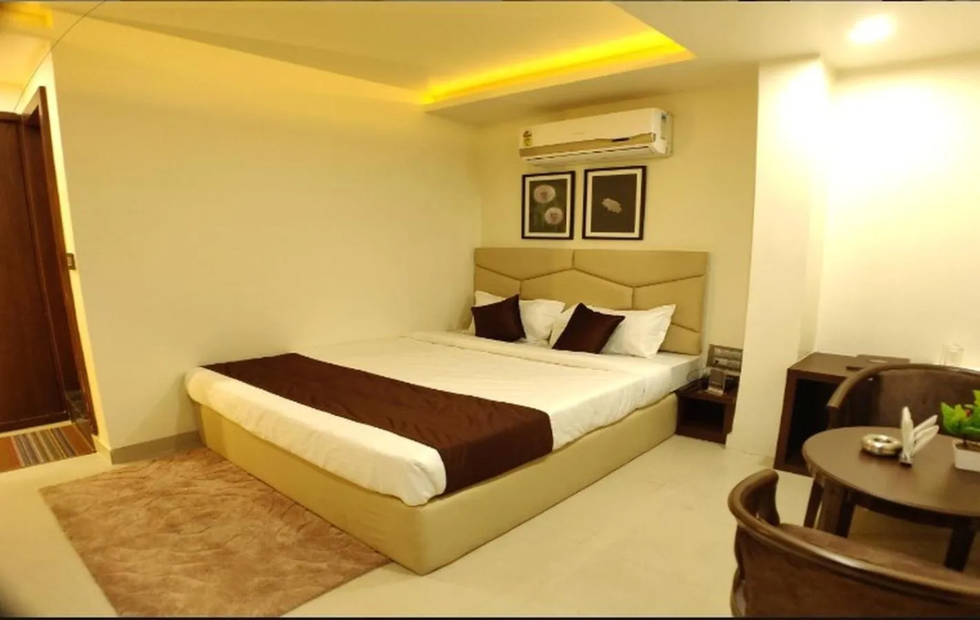 Bed in Hotel Jalsa , Bhopal