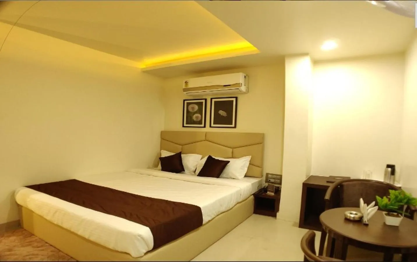 Bed in Hotel Jalsa , Bhopal