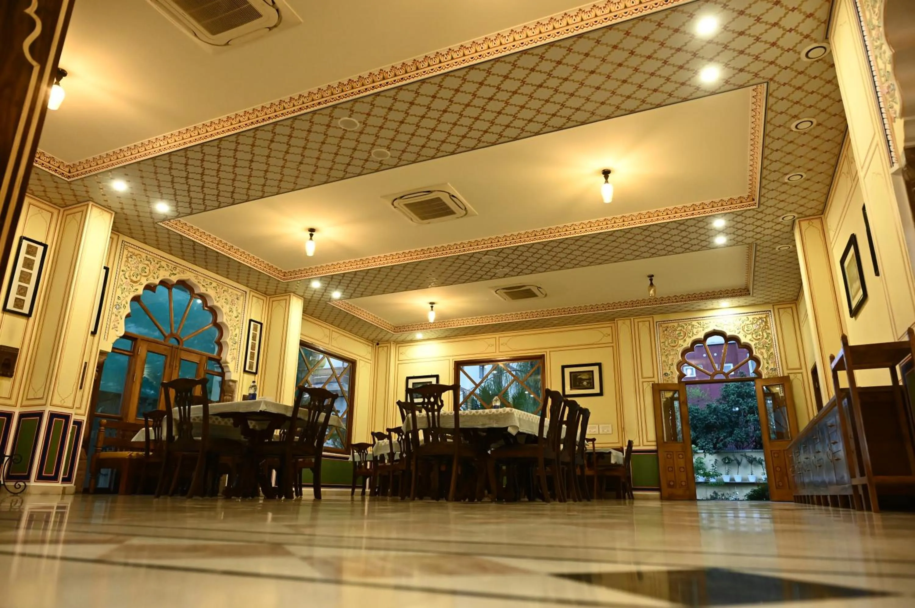 Restaurant/places to eat in Hotel Rime Vista